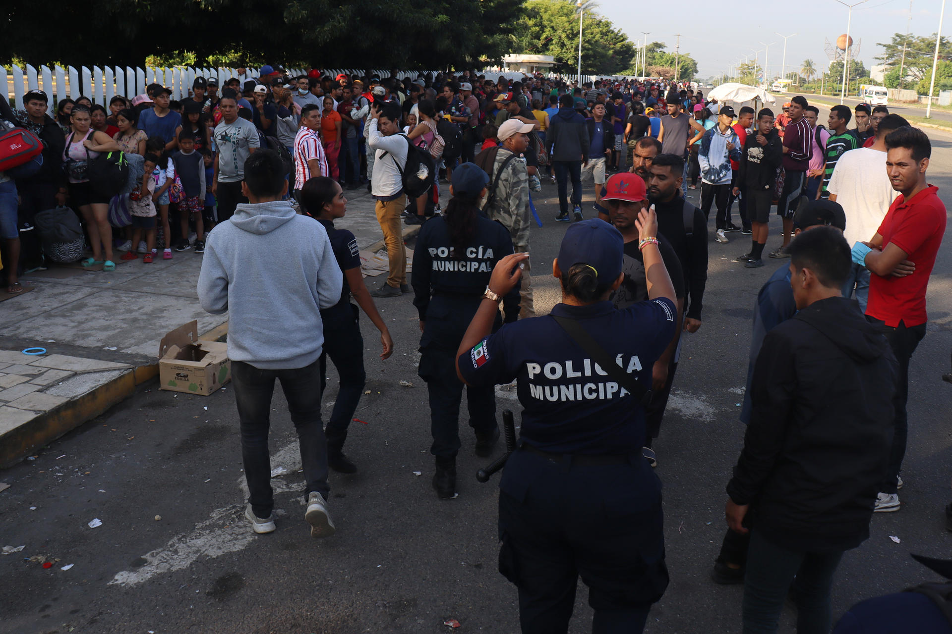 Migrantes se enfrentan para recibir atención en Tapachula, Chiapas