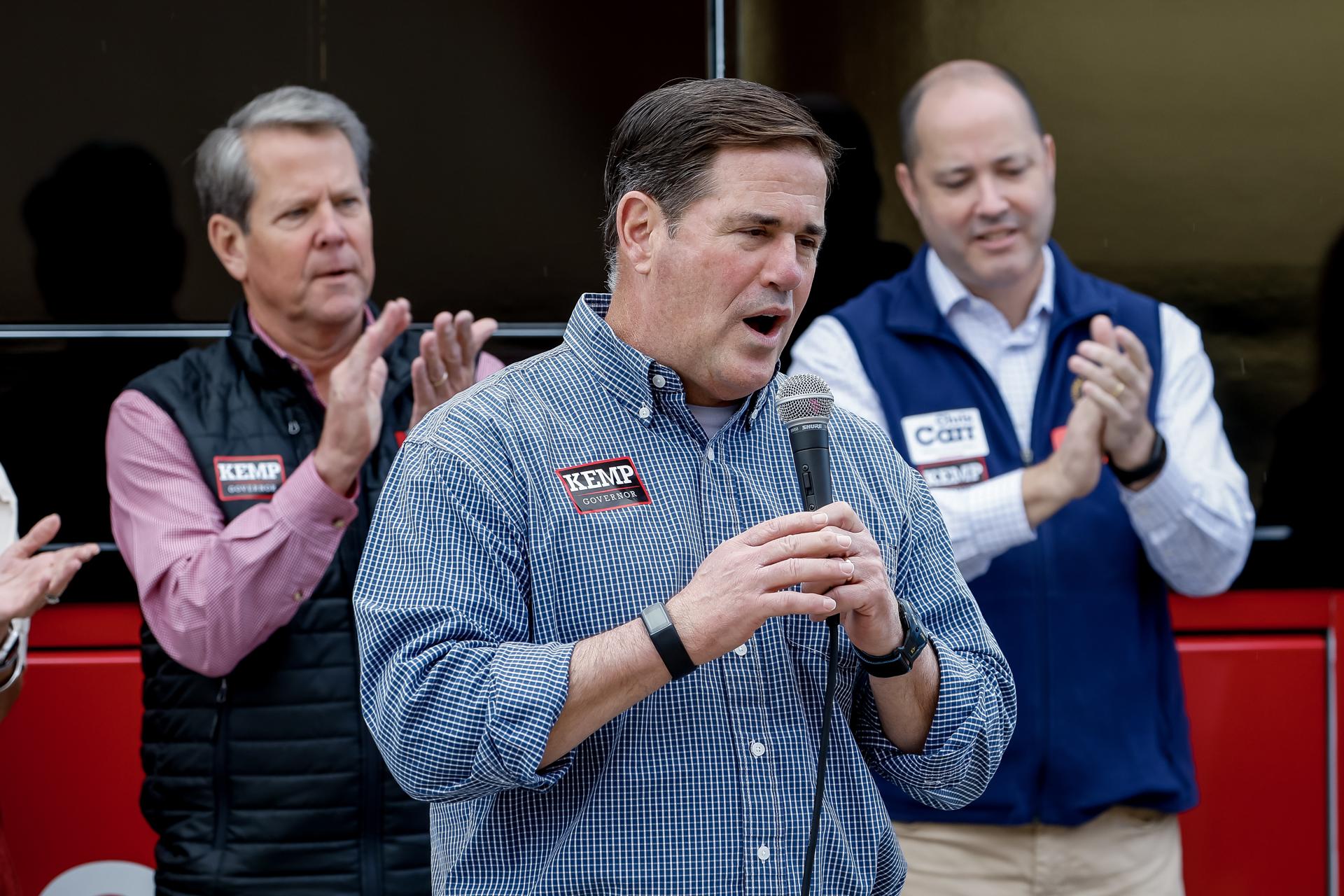 Gobernador de Arizona se apresura a terminar muro de contenedores en frontera Gobernador de Arizona se apresura a terminar muro de contenedores en frontera