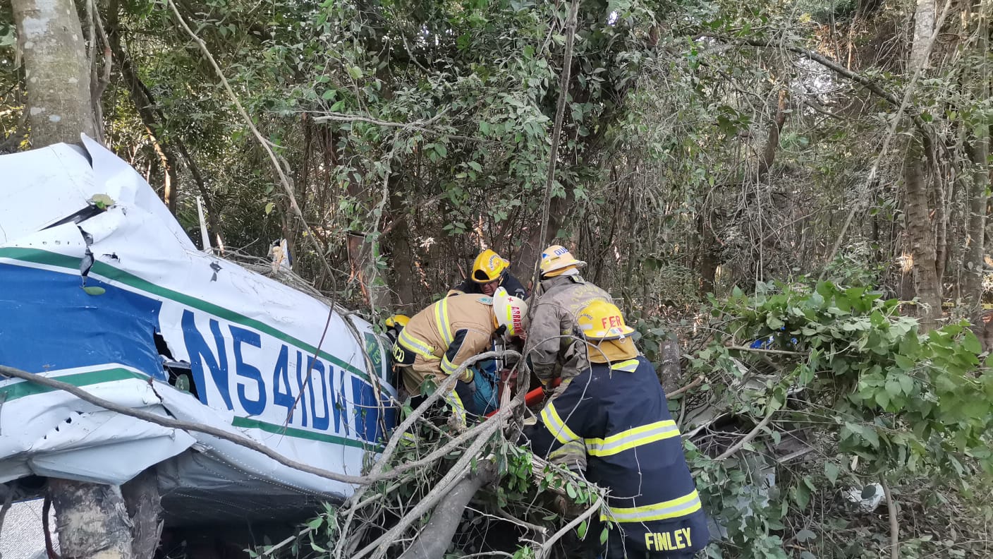 Se desploma avioneta en Puerto Vallarta; rescatan a dos tripulantes