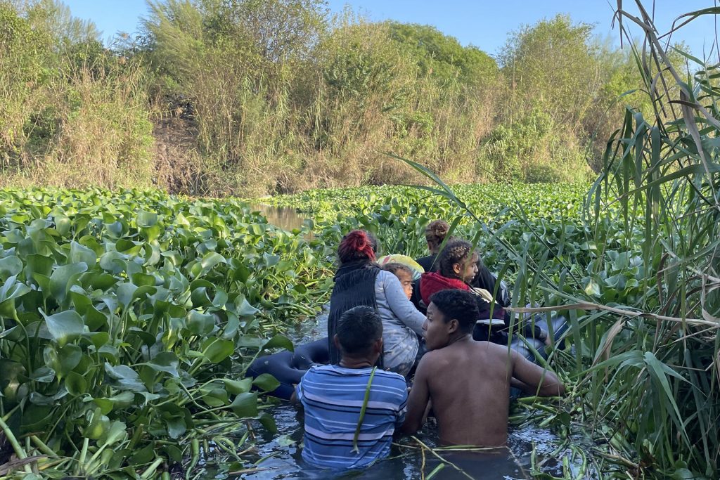 Migrantes se lanzan al Río Bravo para llegar a Estados Unidos - b75f076ac7d90b54007c964d9a1c029477fd4443w-1024x683