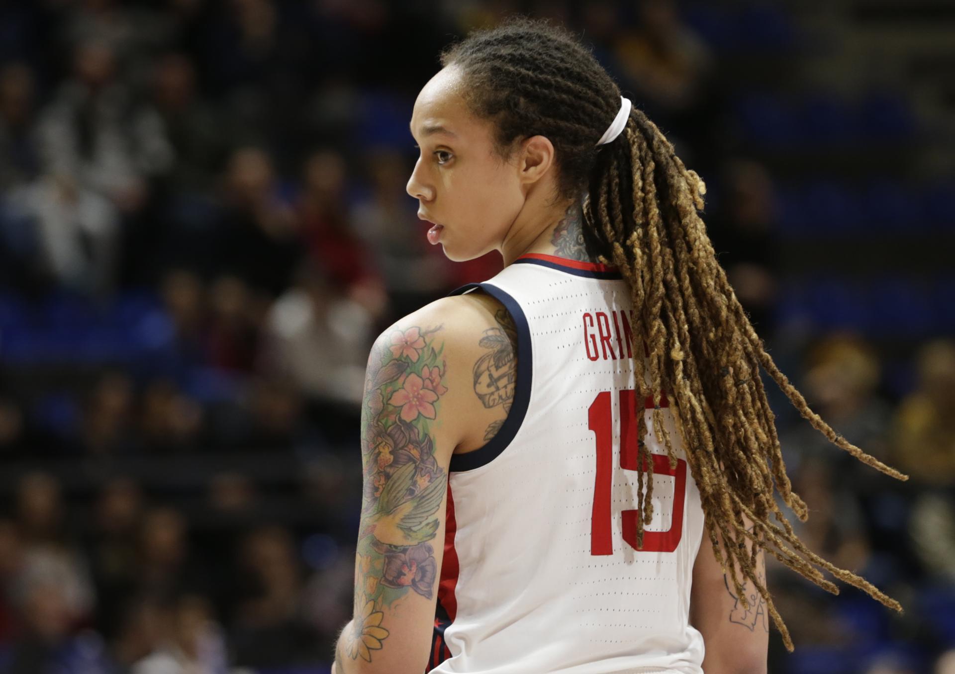 Basquetbolista Brittney Griner aterriza en EE.UU. tras su liberación en Moscú