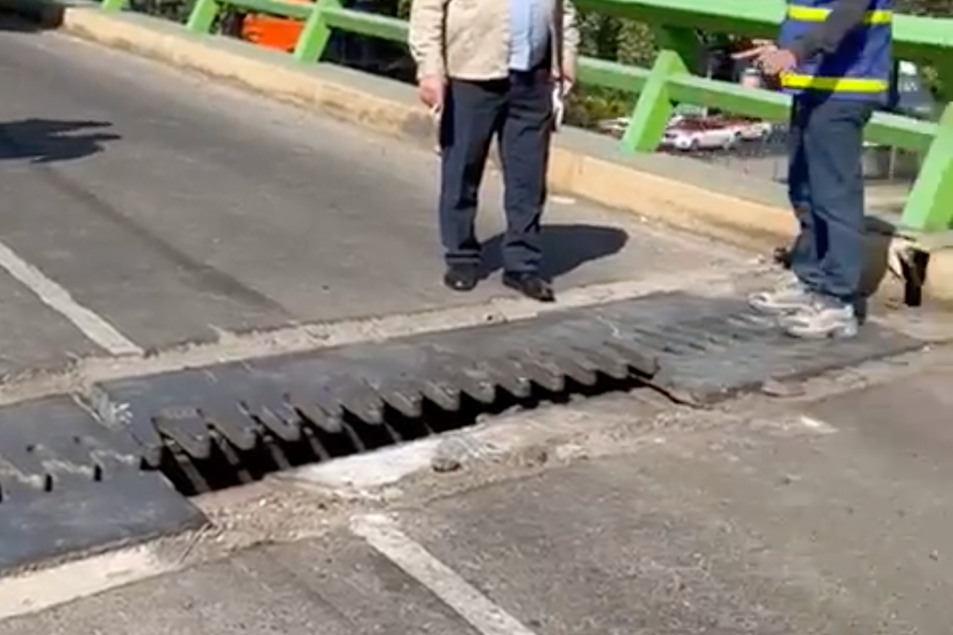 Cierran puente vehicular en Alcaldía Coyoacán tras caerse placa metálica Cierran puente vehicular en Alcaldía Coyoacán tras caerse placa metálica