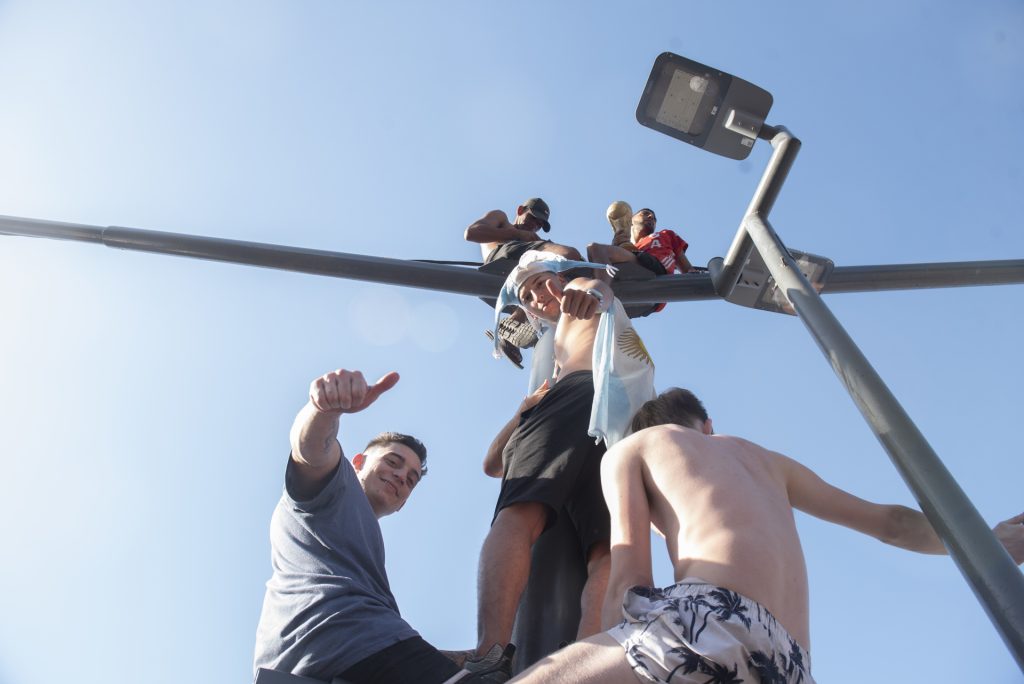 Caos en Rosario, la ciudad de Messi: "Tenés que seguir jugando 4 años más, Lio" - caos-en-la-ciudad-de-messi-tenes-que-seguir-jugando-4-anos-mas-lio-2-1024x684