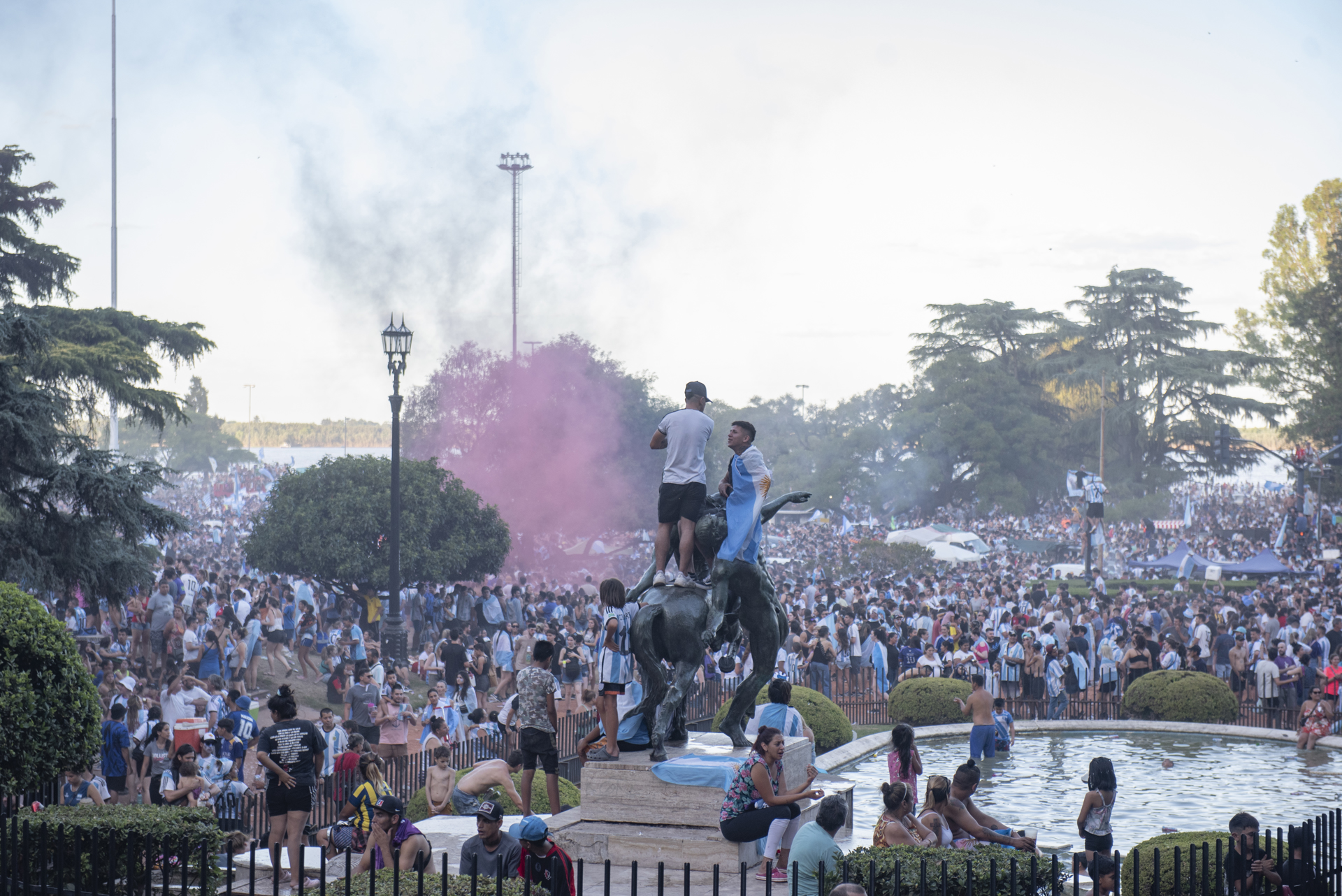 Caos en Rosario, la ciudad de Messi: “Tenés que seguir jugando 4 años más, Lio”