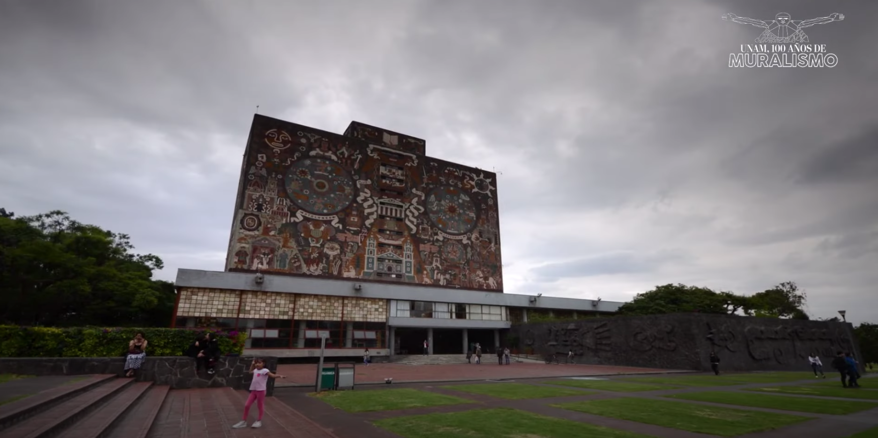 Biblioteca Central, un edificio convertido en mural o un mural convertido en edificio