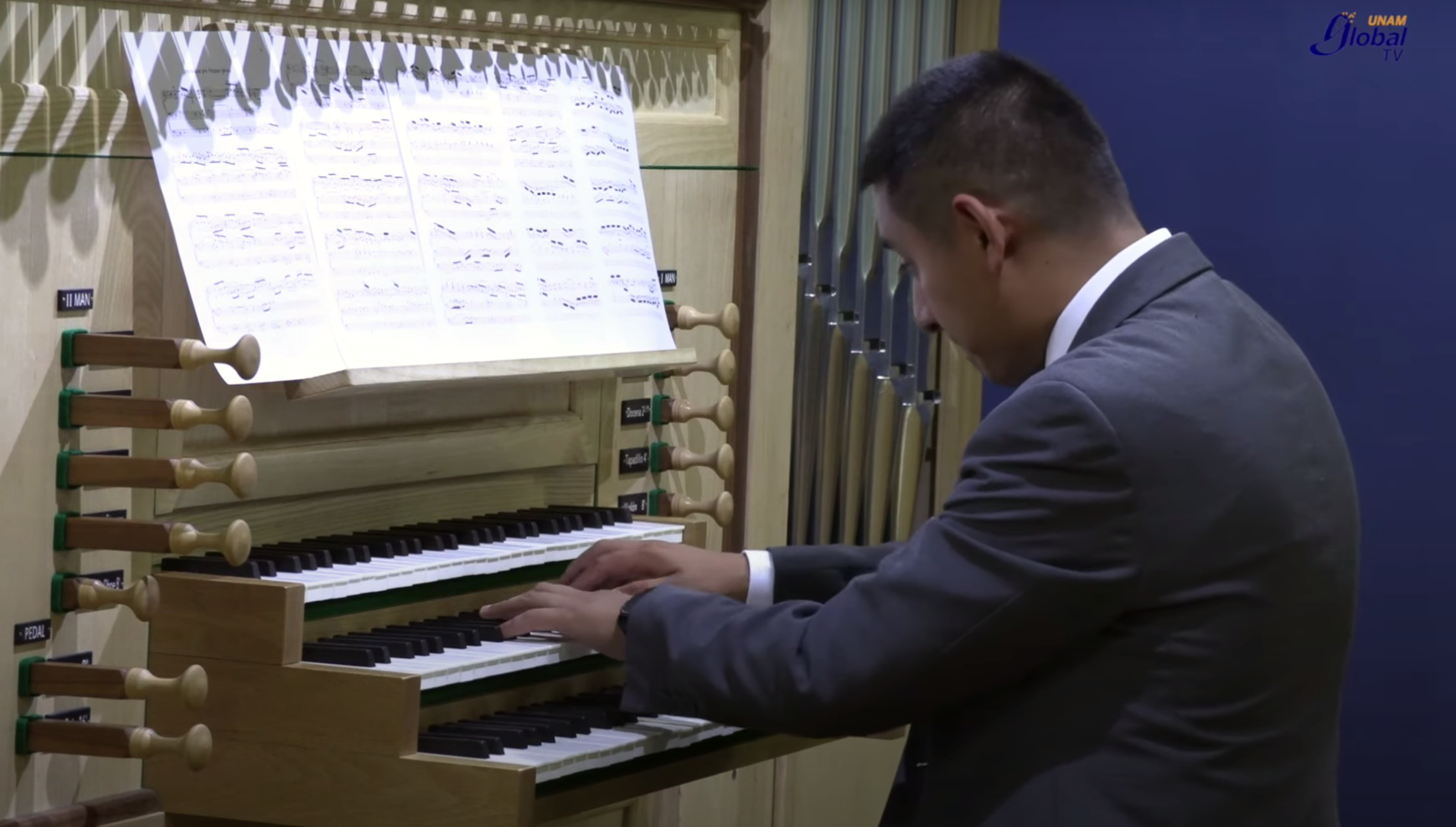 El universitario que toca el órgano monumental en la Basílica de Guadalupe
