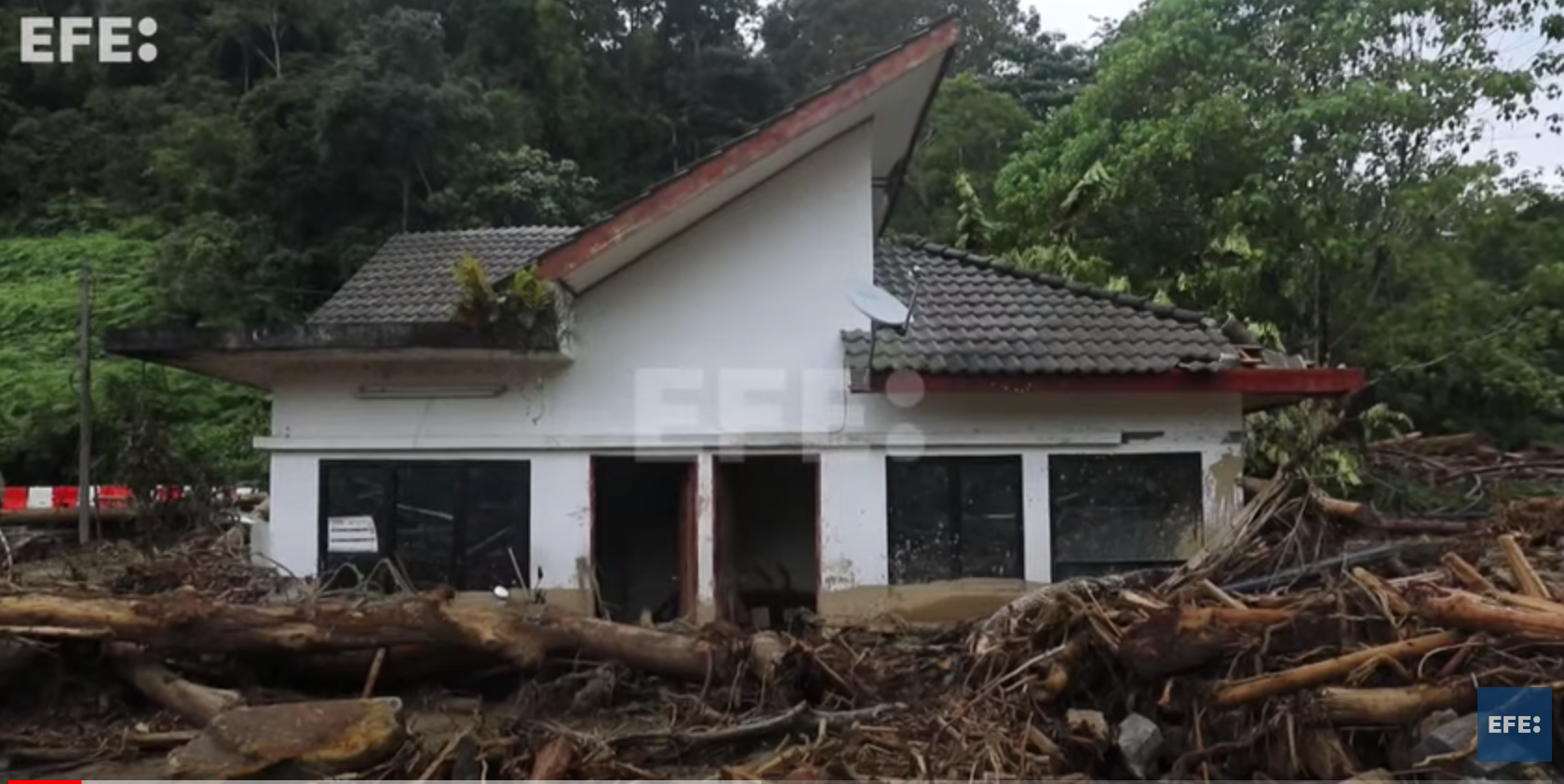 Al menos cinco muertos y 70 mil desplazados por inundaciones en Malasia