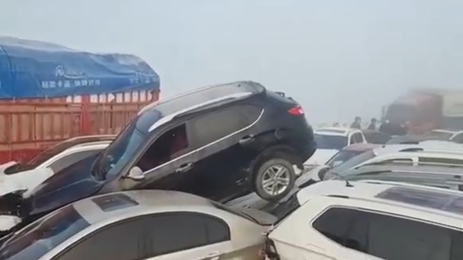 #Video Niebla causa carambola de más de 200 autos en China