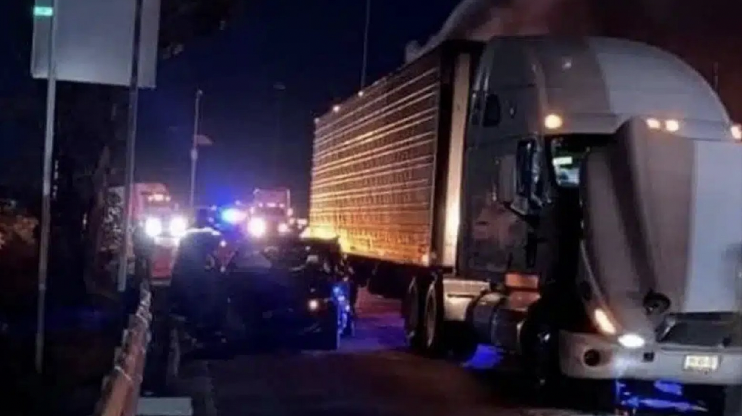 Tráiler sin frenos provoca carambola que deja un muerto y seis lesionados en la México-Querétaro