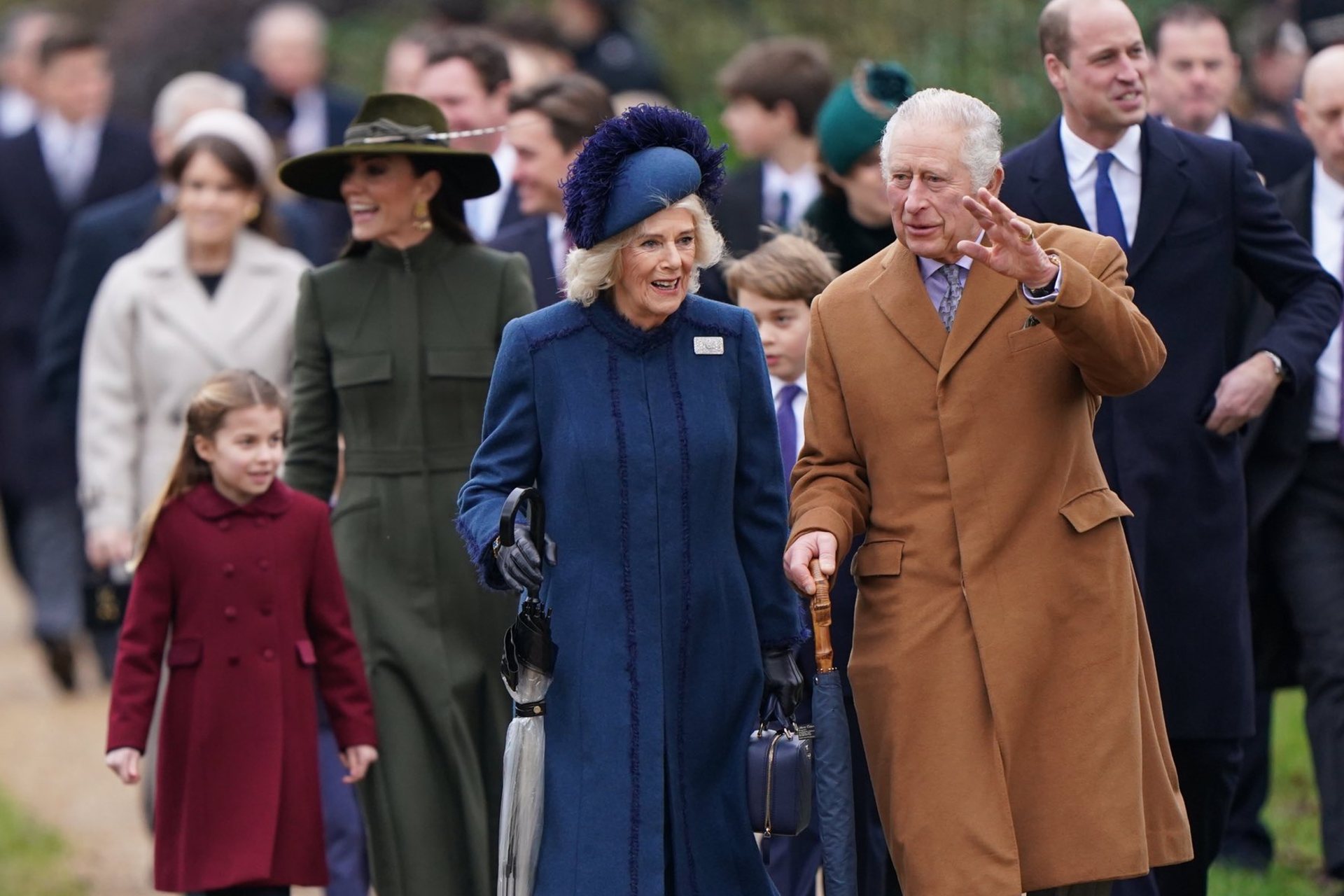 Carlos III rinde tributo a la fe de Isabel II y a quienes ayudan a los demás