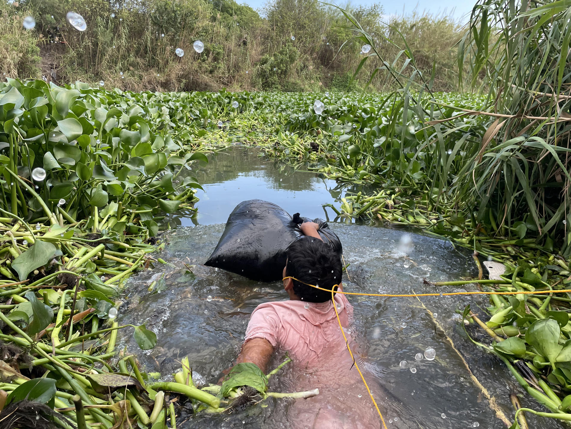 Migrantes se lanzan al Río Bravo para llegar a Estados Unidos
