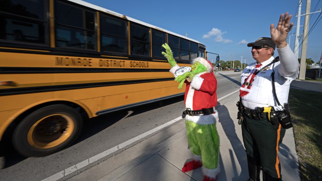 El Grinch cambia las multas de tránsito por cebollas en Florida - el-grinch-cambia-las-multas-de-transito-por-cebollas-en-florida-2-1024x578