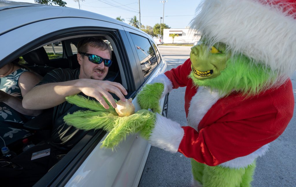 El Grinch cambia las multas de tránsito por cebollas en Florida - el-grinch-cambia-las-multas-de-transito-por-cebollas-en-florida-3-1024x647
