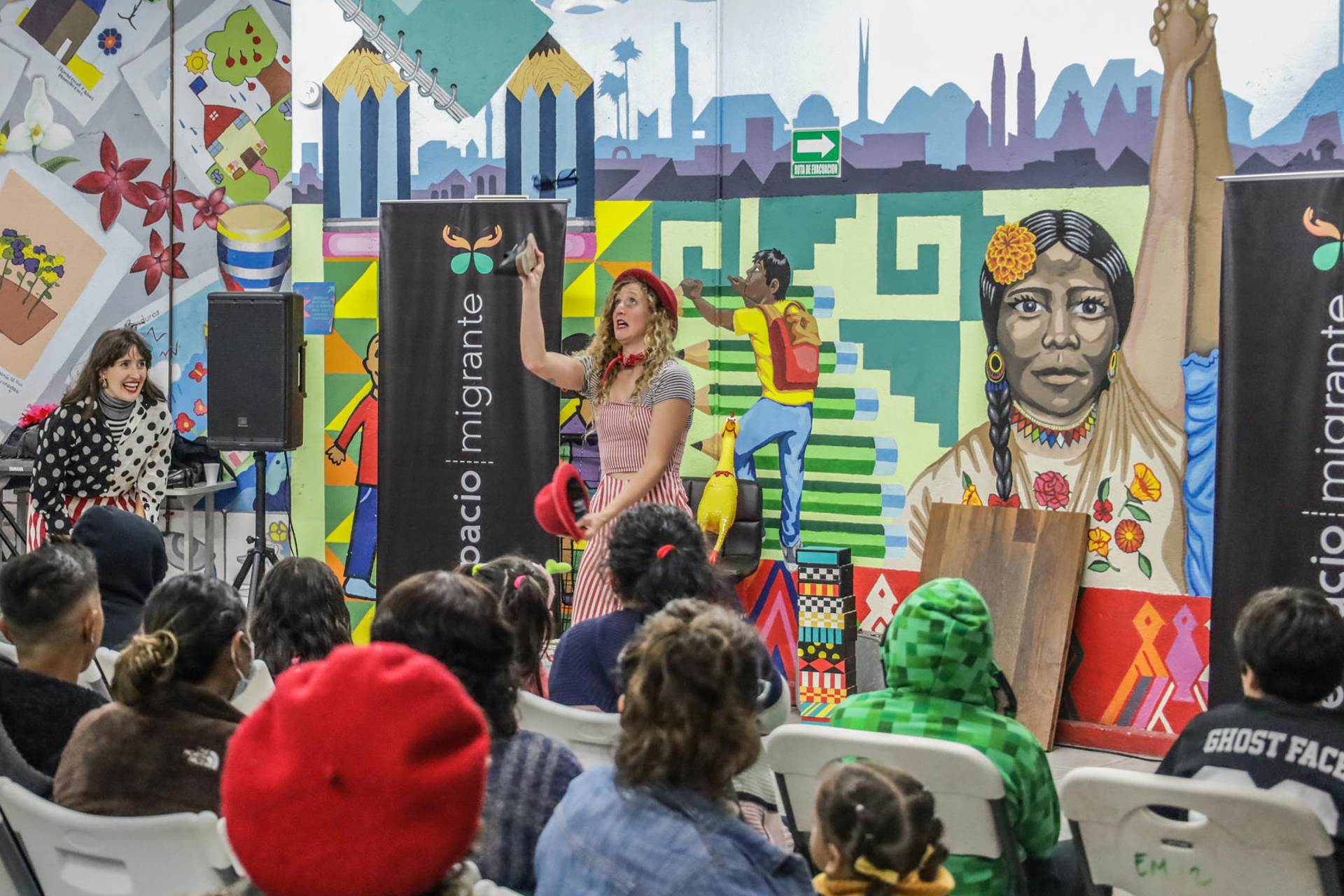 Emergency Circus lleva alegría a niños migrantes varados en norte de México