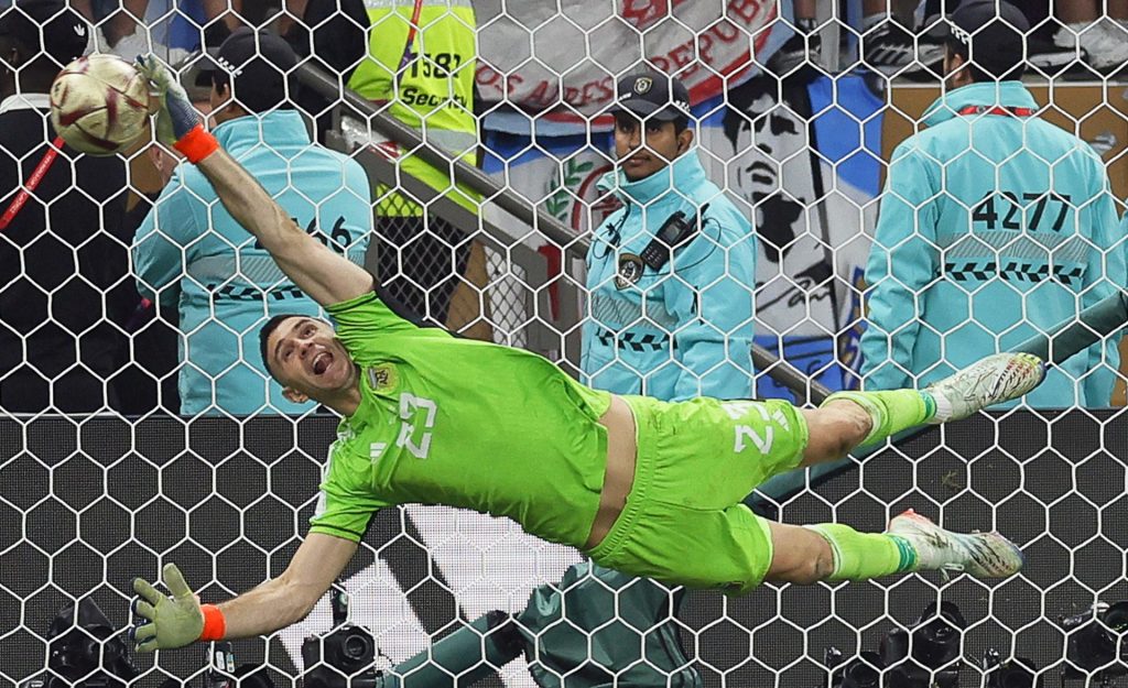 Messi y Mbappé encabezan el mejor once del Mundial de Qatar 2022 - emiliano-dibu-martinez-1024x625