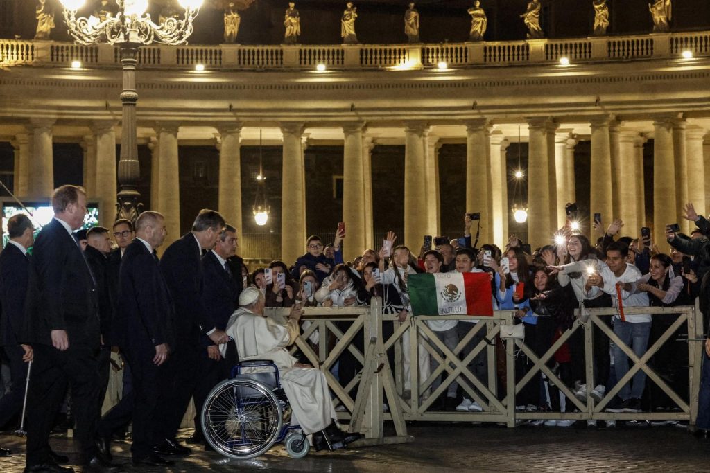 Papa Francisco visita el Belén del Vaticano en silla de ruedas - fieles-mexicanos-saludan-al-papa-francisco-en-su-visita-al-belen-vaticano-1024x683