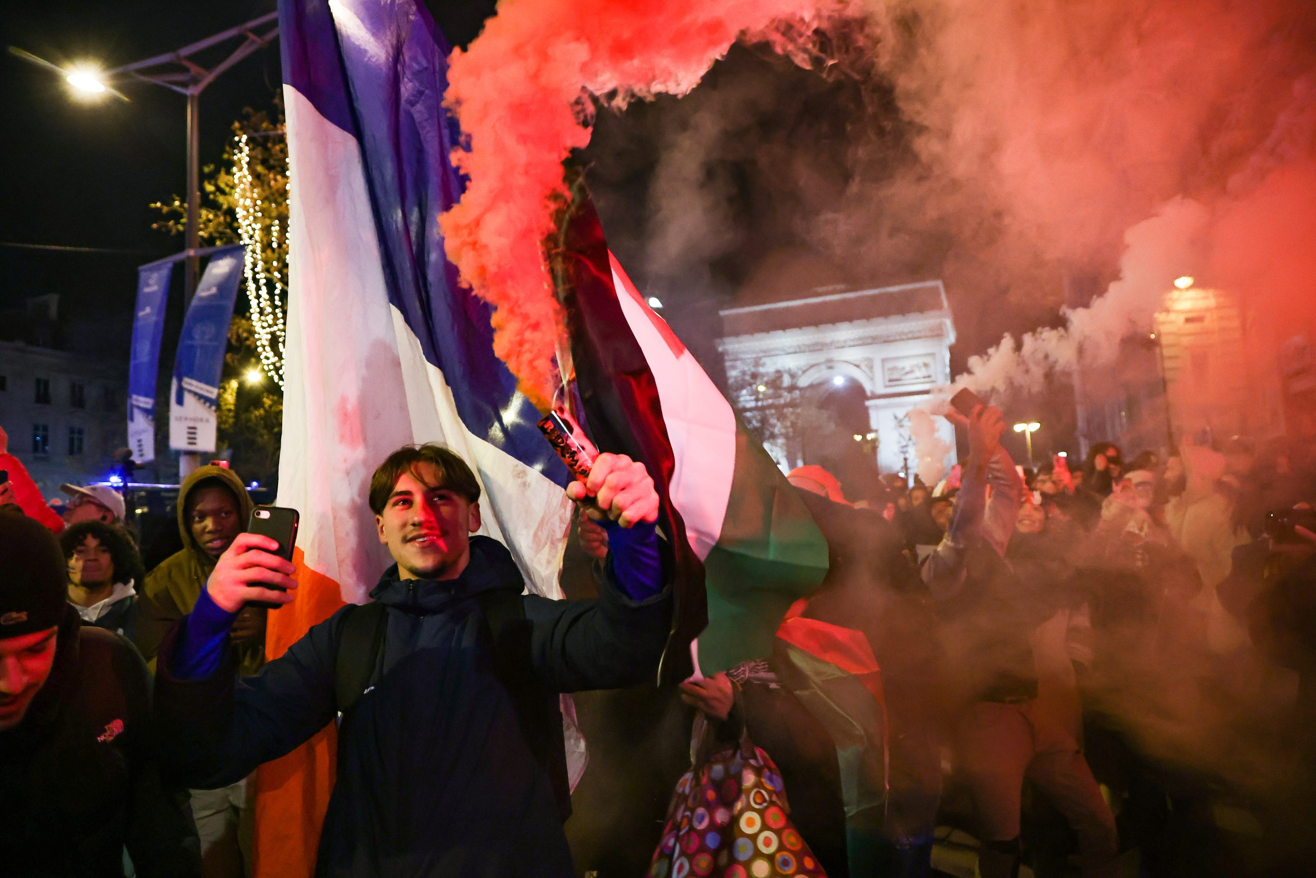 Festejos se extienden en varias ciudades por el pase de Francia a la final