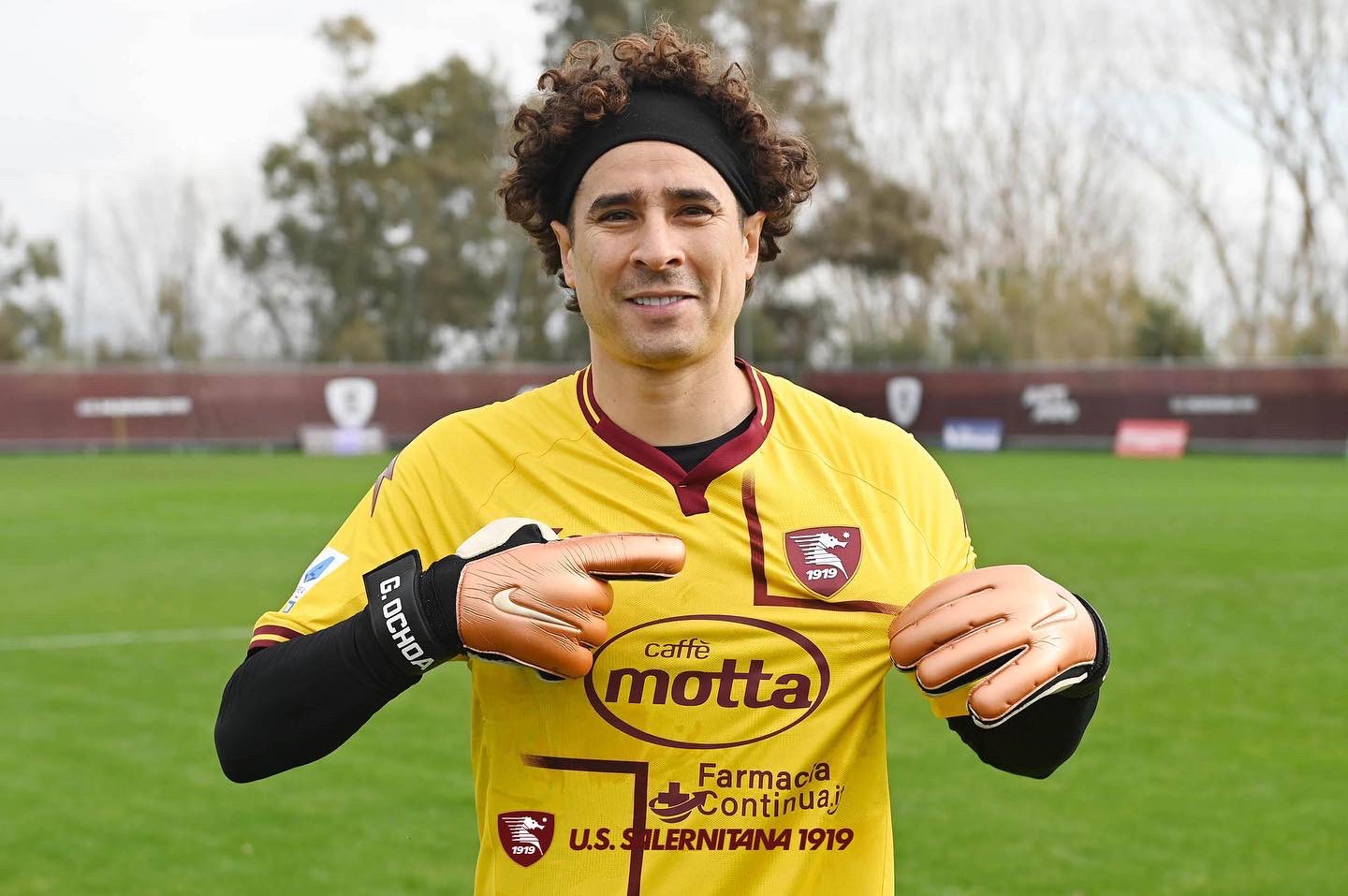 Guillermo Ochoa ya es nuevo portero del Salernitana italiano