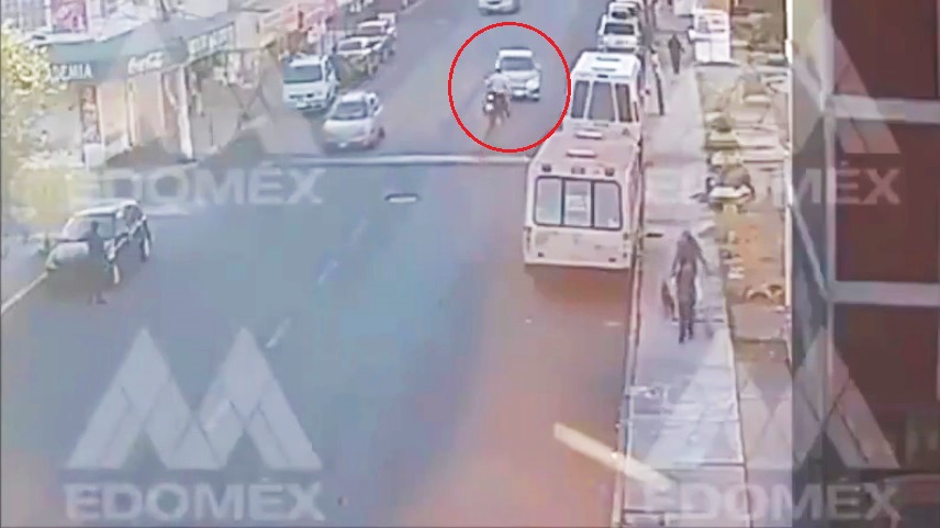 #Video Adulto mayor arrolla a motociclista y se estrella contra puesto en Neza