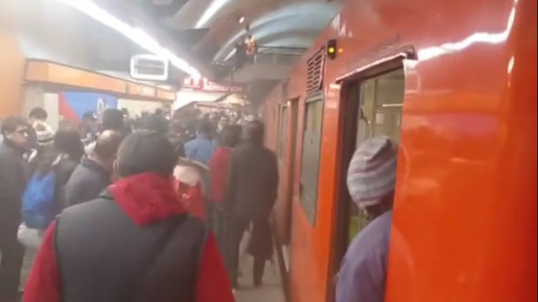 #Video Desalojan convoy de Línea 7 del Metro por humo #Video Desalojan convoy de Línea 7 del Metro por humo