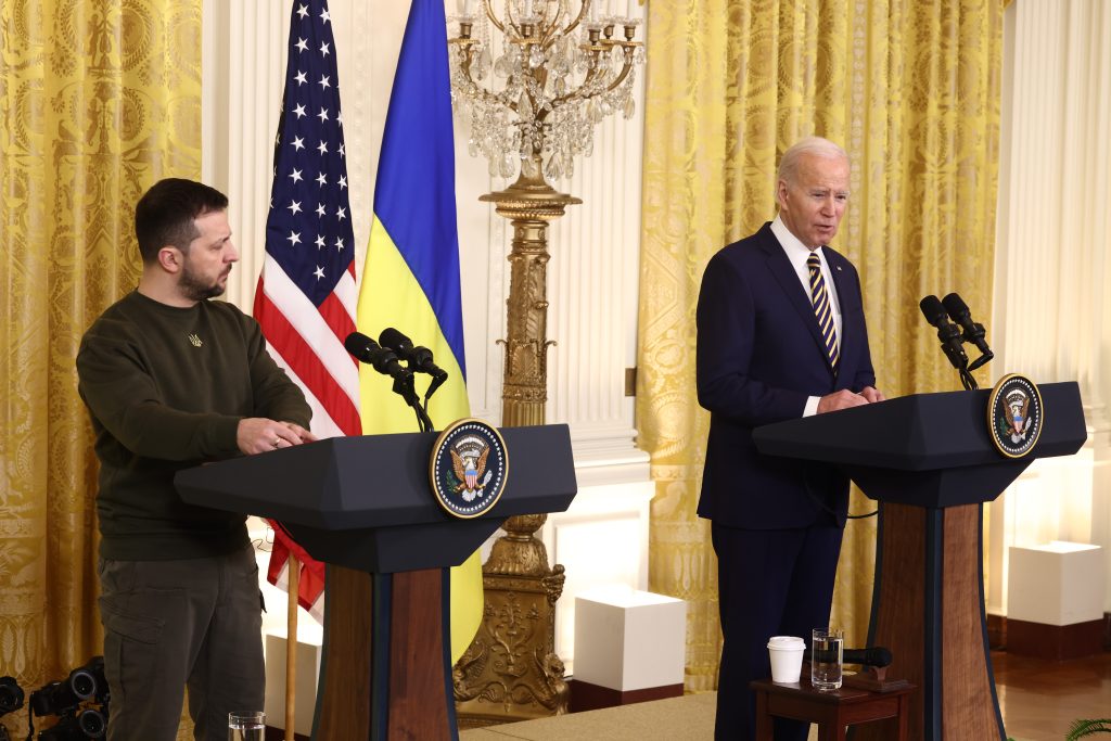 Del apoyo a Ucrania al viaje de Pelosi: el rol de EE.UU. en el mundo en 2022 - joe-biden-zelenski-ucrania-estados-unidos-casa-blanca-1024x683