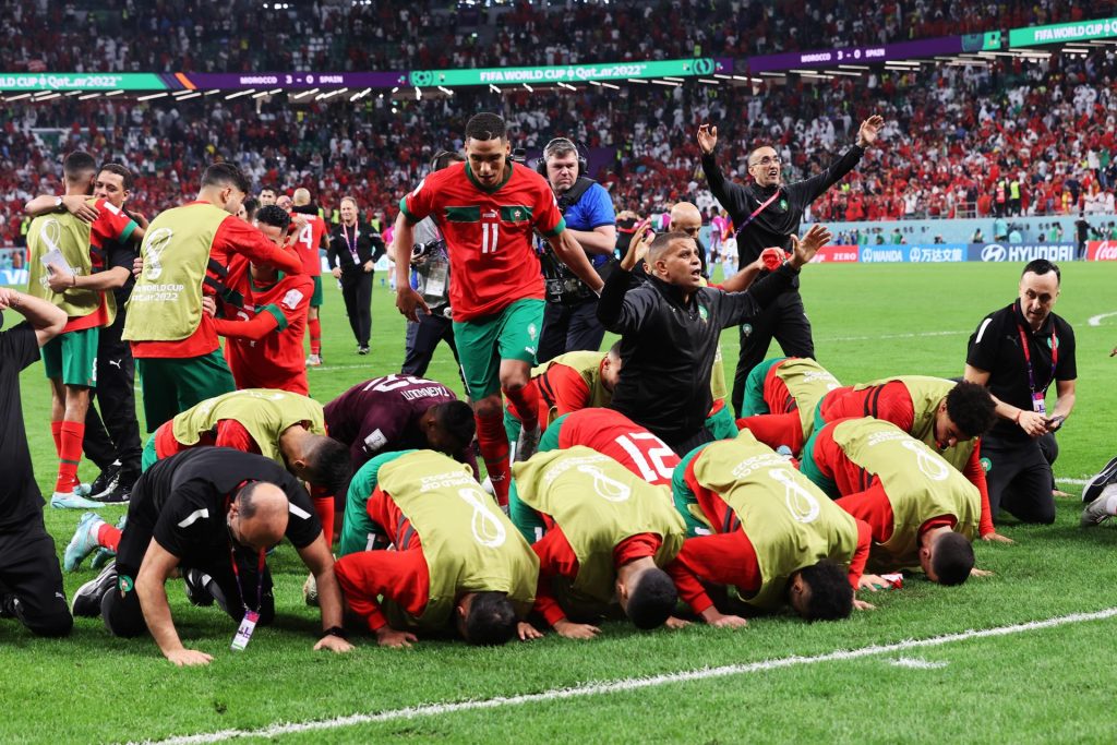 Marruecos, primer cuartofinalista árabe en el primer Mundial árabe - marruecos-agradece-tras-victoria-frente-a-espana-1024x683