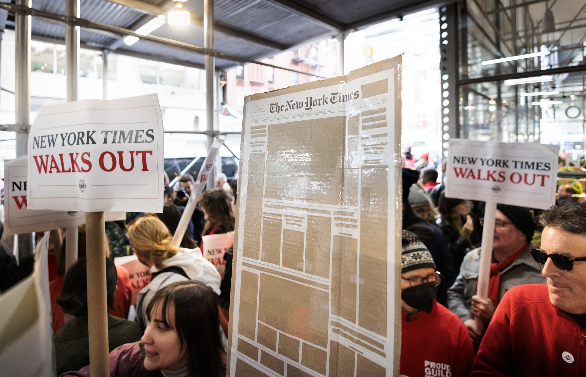 Más de mil periodistas de The New York Times se unen a huelga de 24 horas