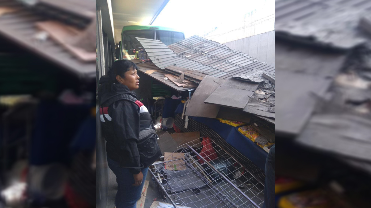 Microbús se impacta contra puesto en Iztapalapa; hay 4 heridos Microbús se impacta contra puesto en Iztapalapa; hay 4 heridos