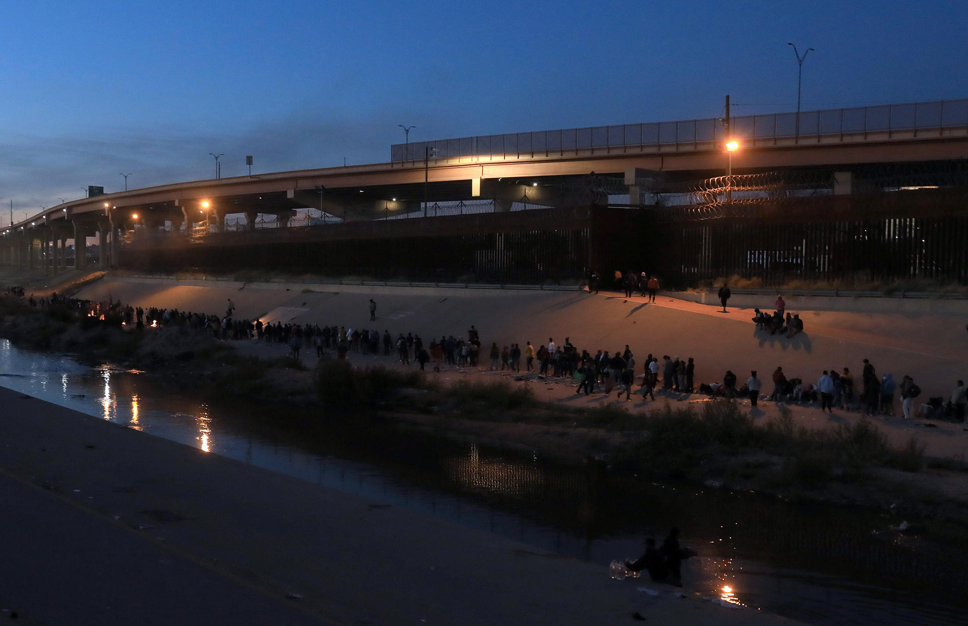 Gobernador de Texas pide investigar papel de ONG en cruce de migrantes Gobernador de Texas pide investigar papel de ONG en cruce de migrantes