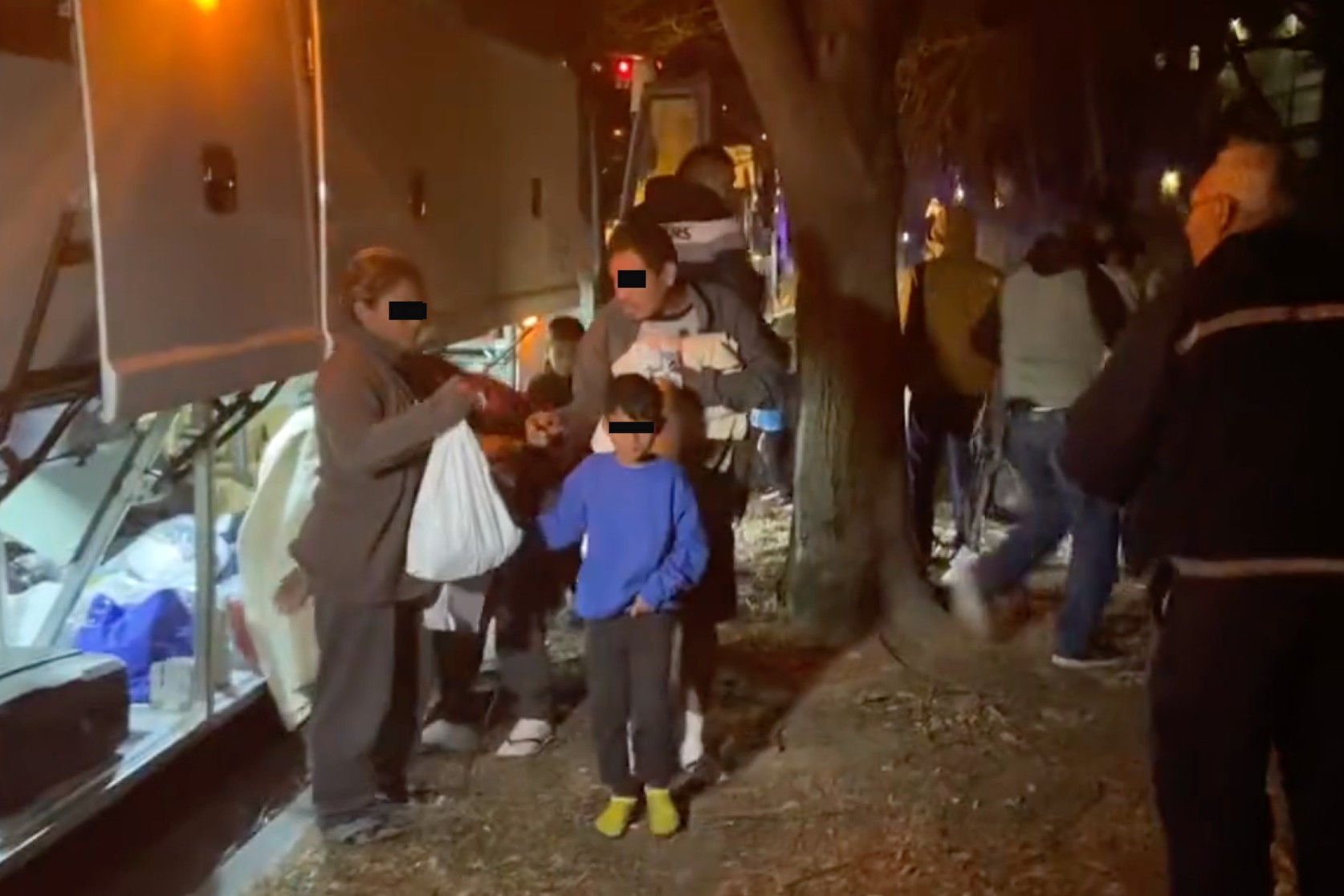 Texas envía autobuses con migrantes a casa de Kamala Harris en Nochebuena