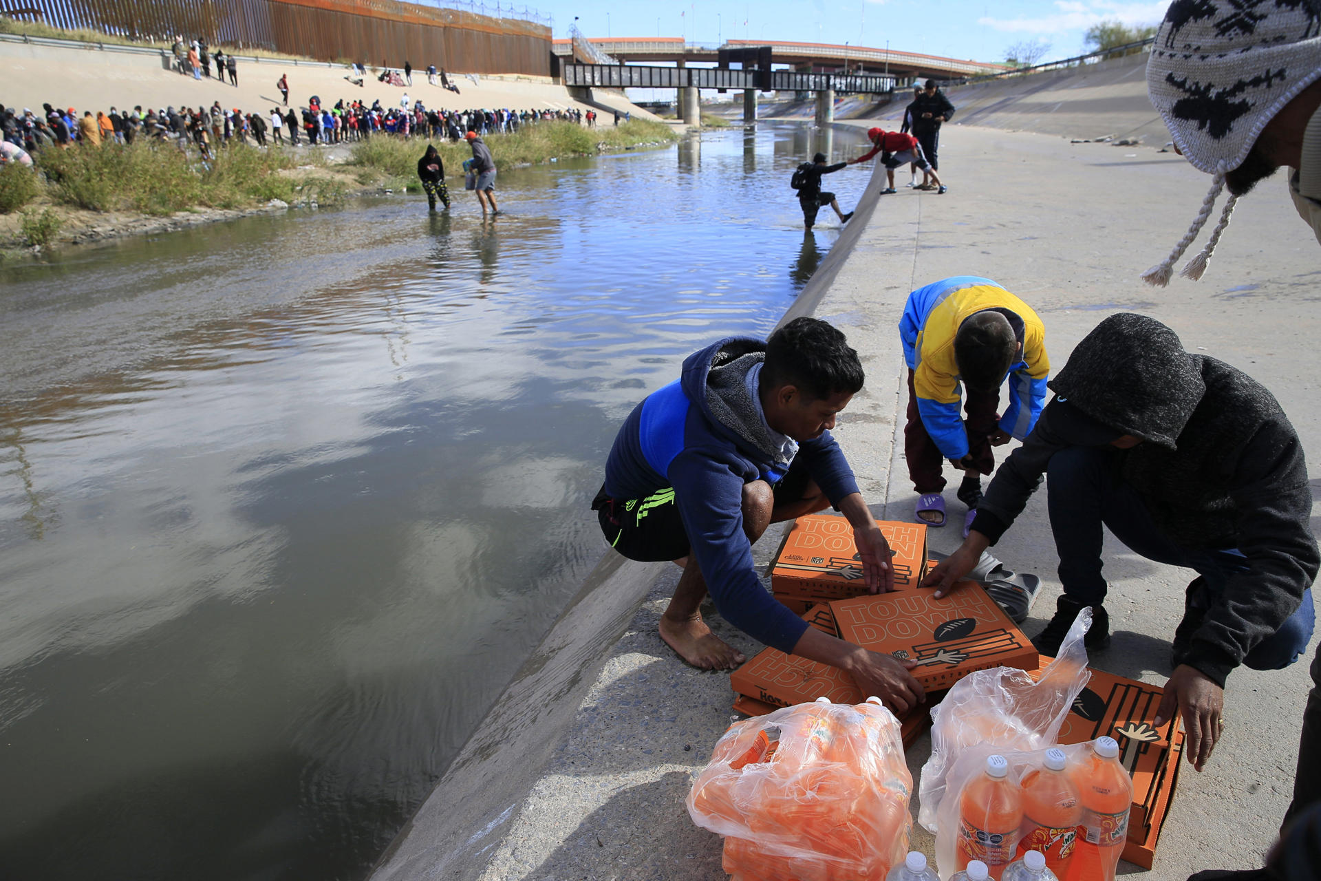 Venezolanos subsisten con la venta de alimentos en la frontera México-EE.UU. Venezolanos subsisten con la venta de alimentos en la frontera México-EE.UU.