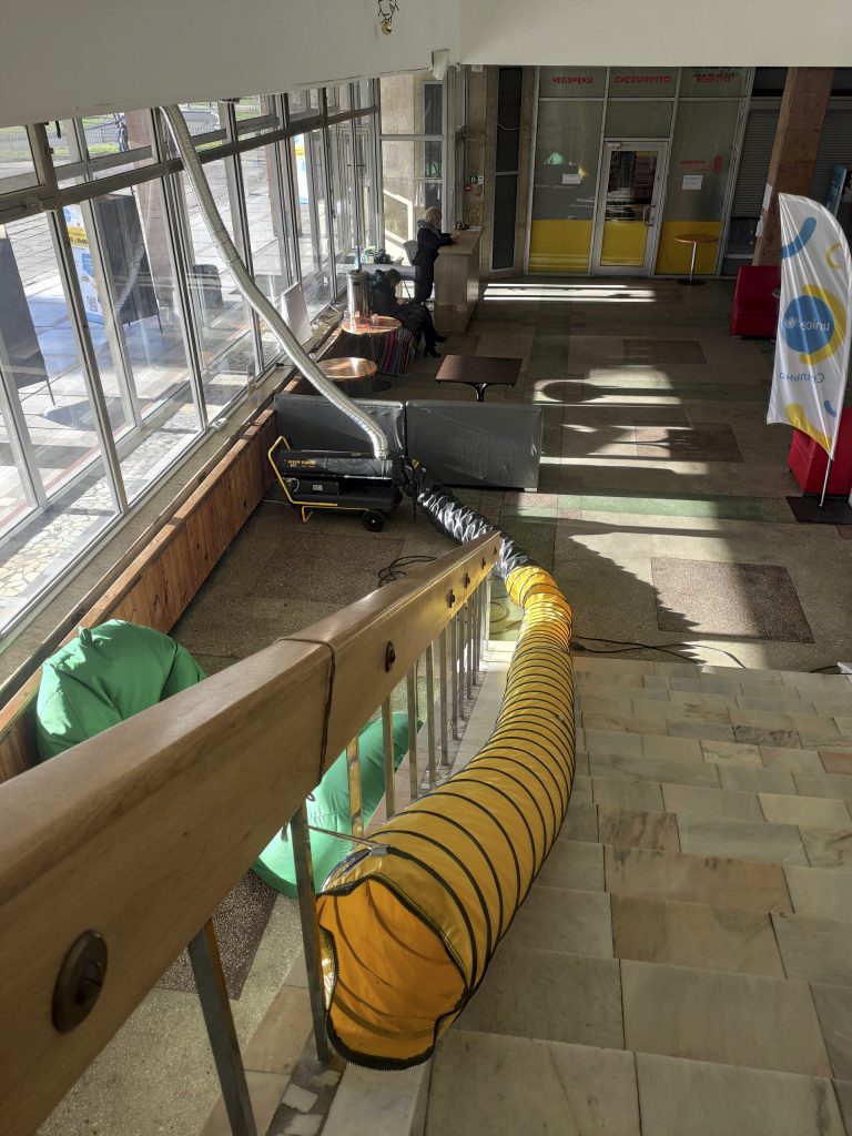 Miles de centros aseguran calefacción, electricidad e internet en Ucrania - miles-de-centros-aseguran-calefaccion-electricidad-e-internet-a-ucranianos-2-768x1024