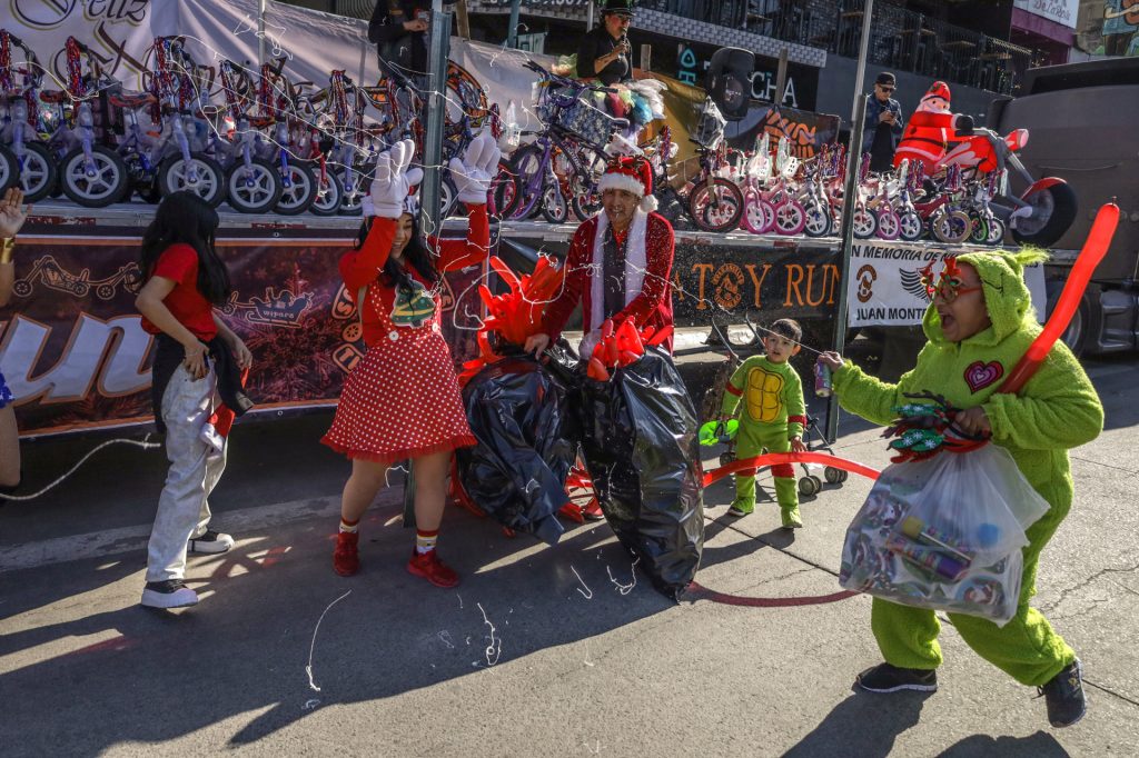 Motociclistas mexicanos y estadounidenses entregan juguetes a niños en Tijuana - motociclistas-mexicanos-y-estadounidenses-entregan-juguetes-a-ninos-en-tijuana-2-1024x682