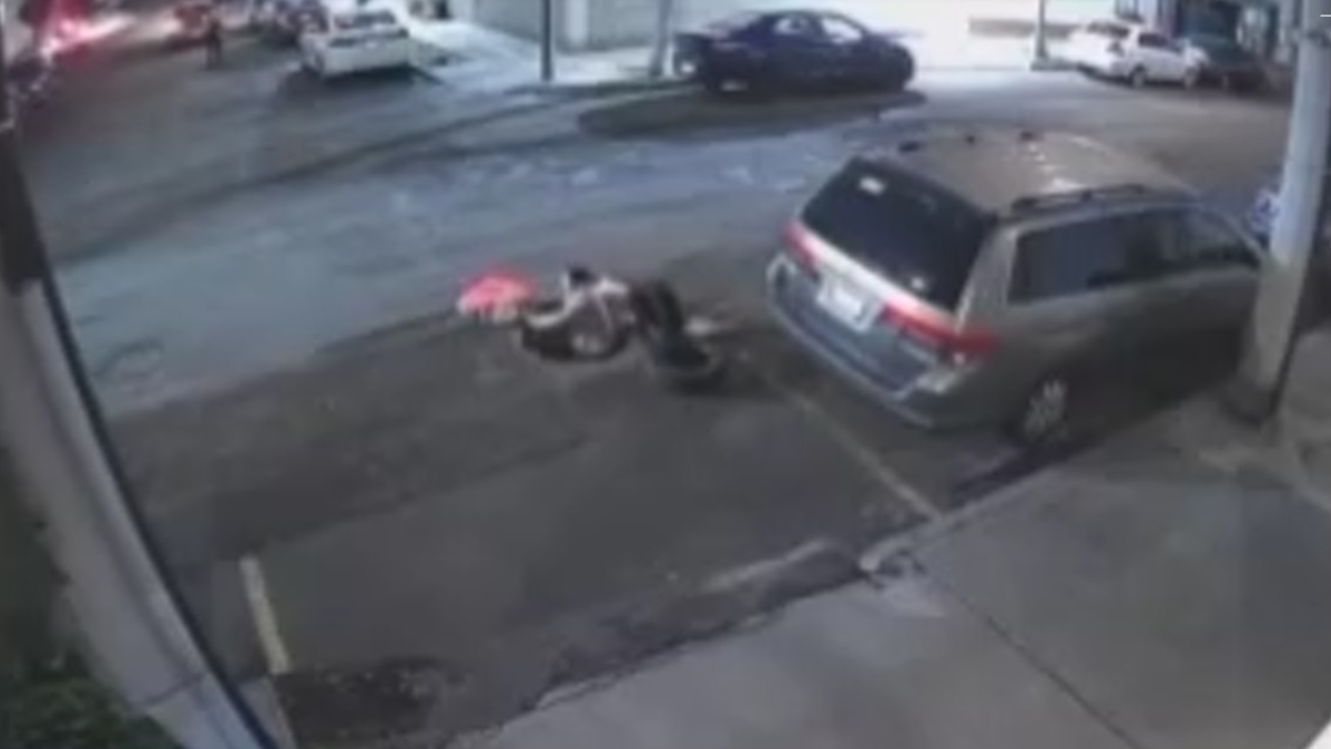 #Video Mujer cae en coladera sin tapa en la Benito Juárez #Video Mujer cae en coladera sin tapa en la Benito Juárez