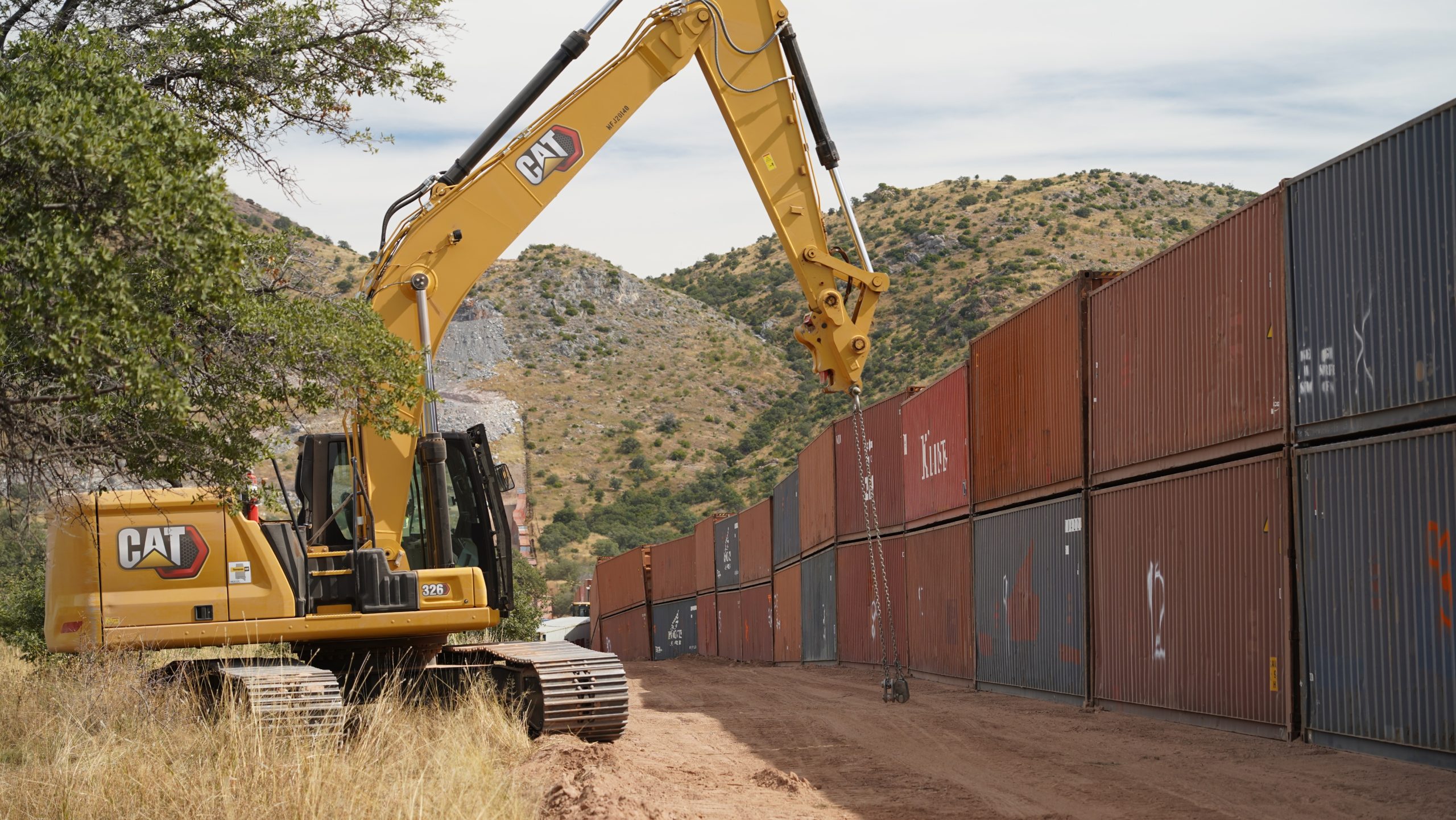 Arizona cesa colocación de muro de contenedores en frontera con México