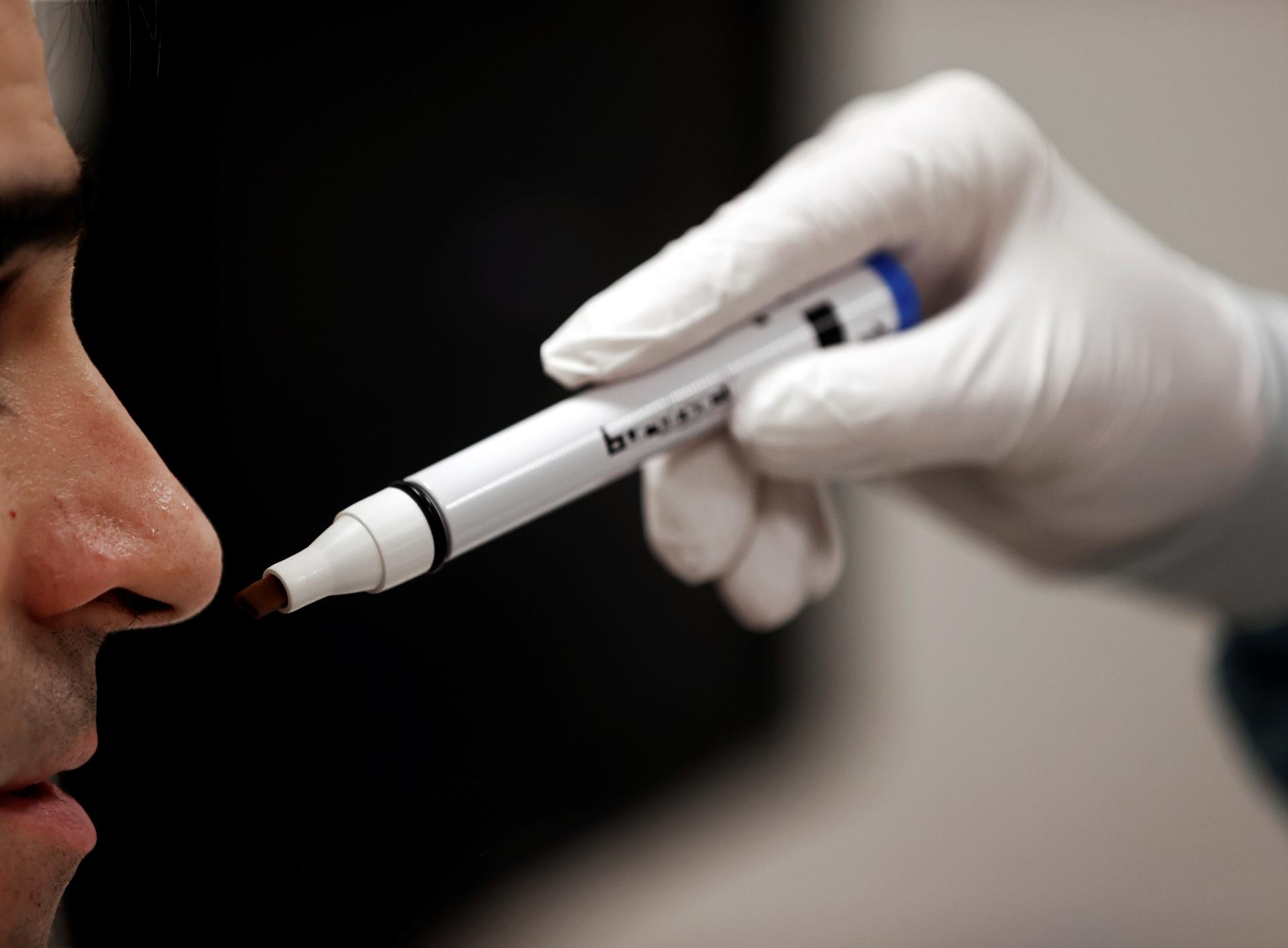 Descubren por qué algunas personas no recuperan el olfato tras COVID-19