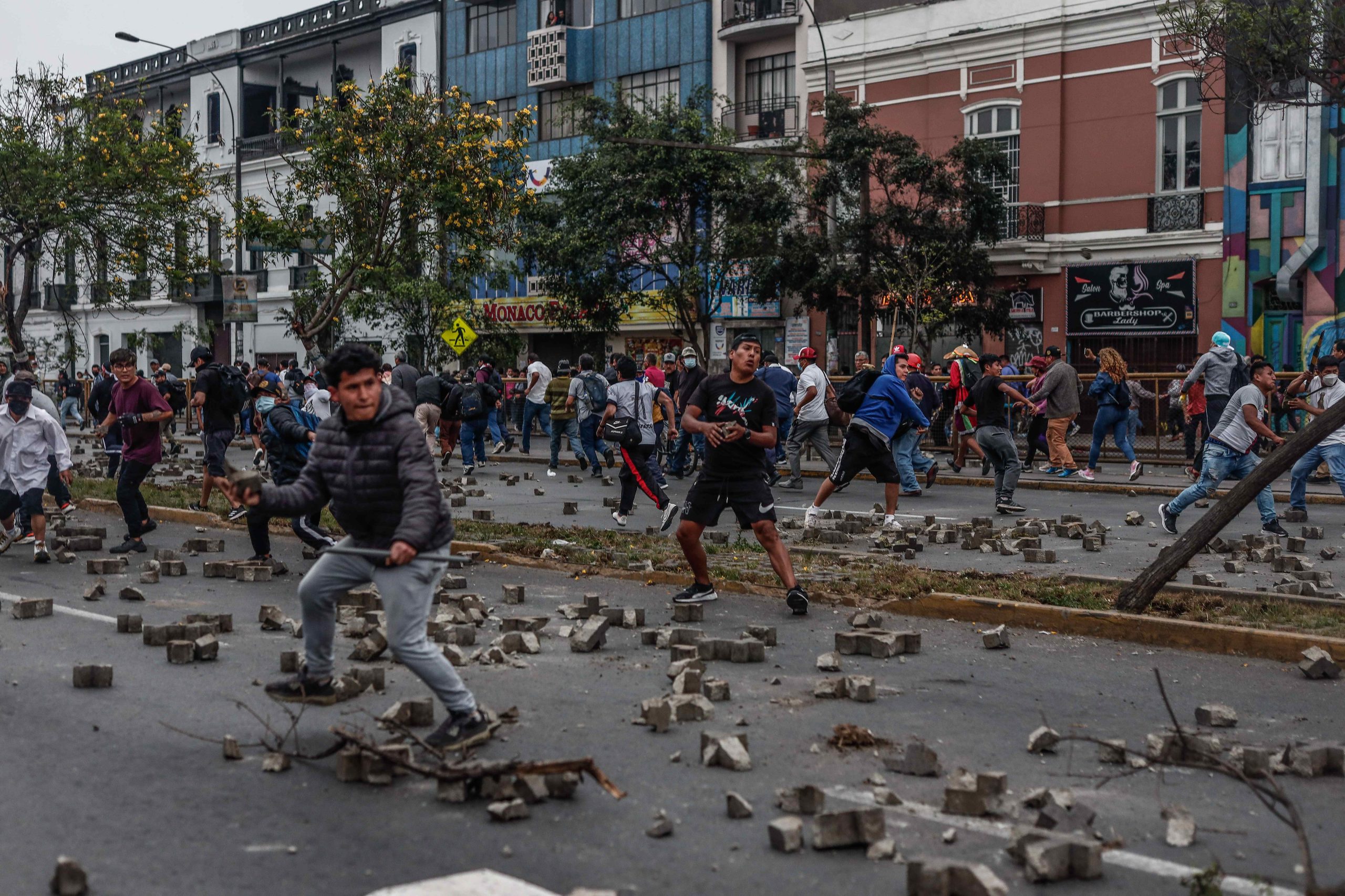 Simpatizantes y opositores de Castillo se enfrentan ante su centro de arresto