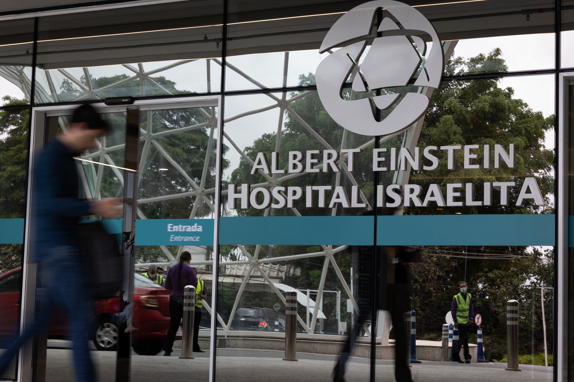 Pelé cumple un mes hospitalizado sin previsión de alta