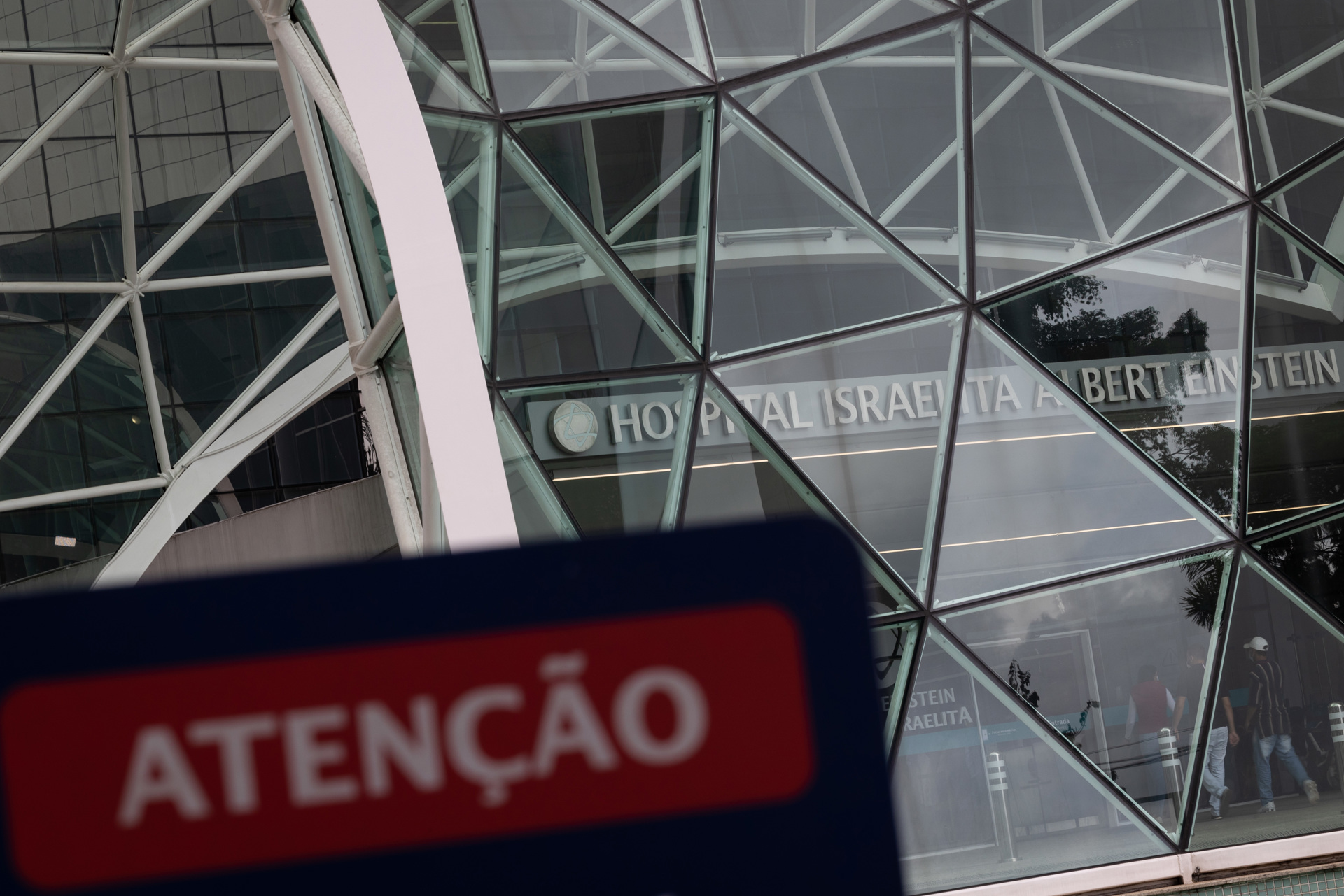 Aficionados montan guardia afuera del hospital donde murió ‘Pelé’