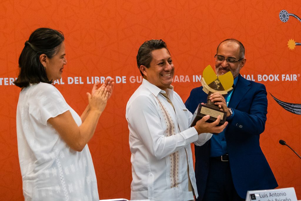 FIL da Premio de Literaturas Indígenas de América a Luis Antonio Canché, escritor maya - premio-de-literaturas-indigenas-de-america-2022-a-luis-antonio-canche-briceno-1024x683