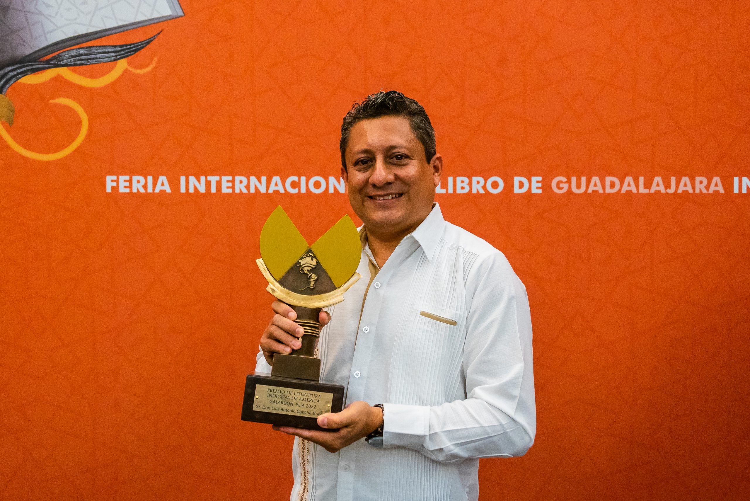 FIL da Premio de Literaturas Indígenas de América a Luis Antonio Canché, escritor maya FIL da Premio de Literaturas Indígenas de América a Luis Antonio Canché, escritor maya