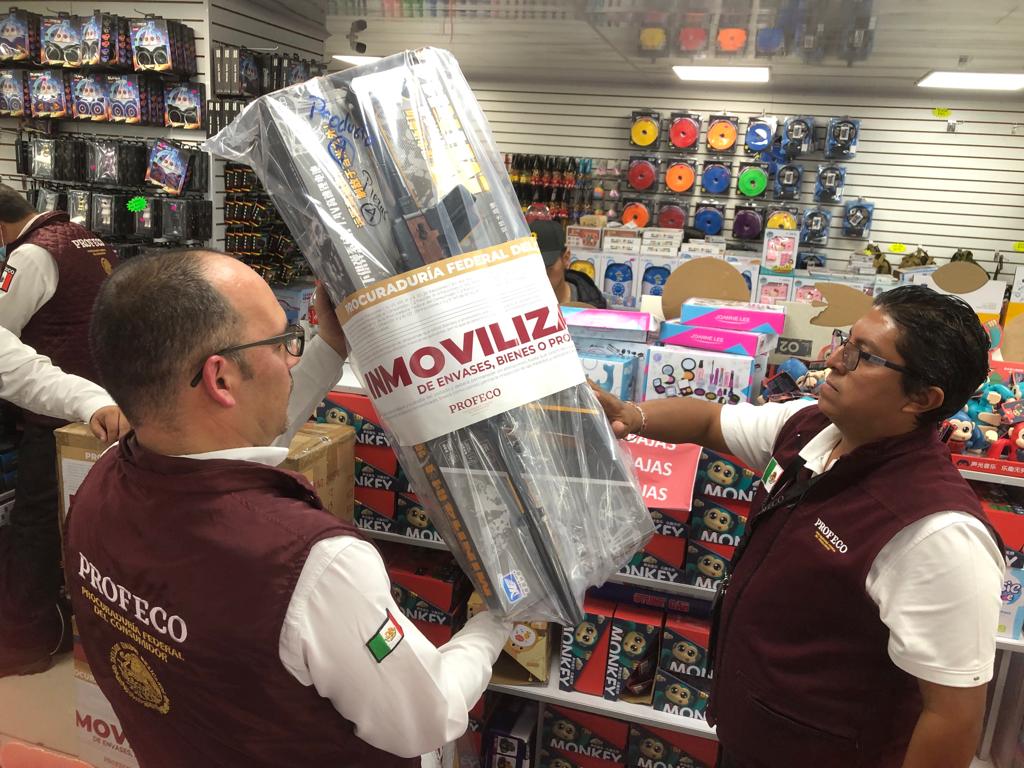 Profeco asegura 716 ametralladoras de juguete en Plaza Izazaga