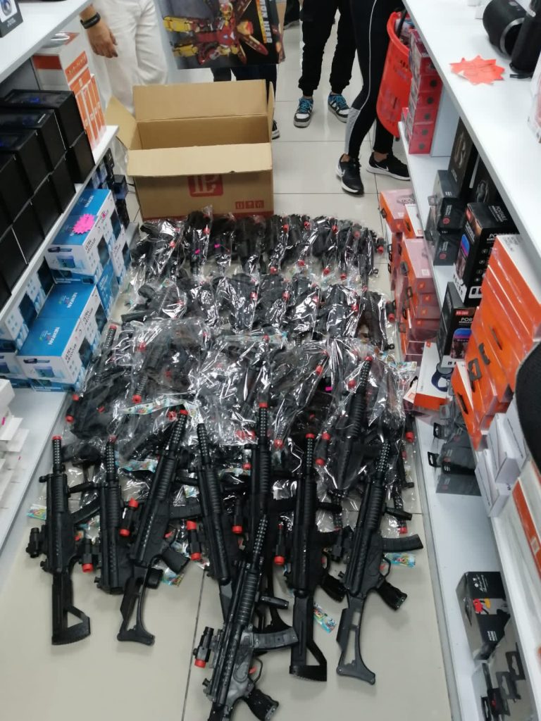 Profeco asegura 716 ametralladoras de juguete en Plaza Izazaga - profeco-plaza-izazaga-768x1024