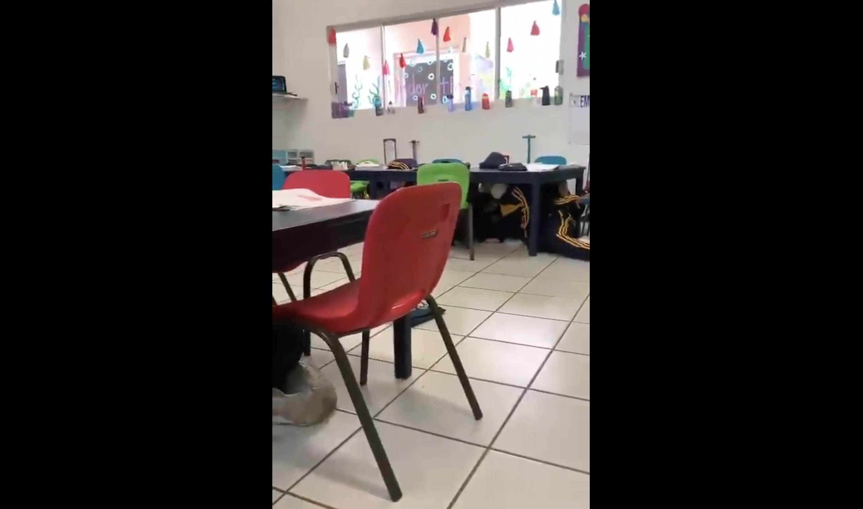 #Video Profesora canta ‘Shake it Off’ de Taylor Swift para distraer a niños durante balacera en Guaymas #Video Profesora canta ‘Shake it Off’ de Taylor Swift para distraer a niños durante balacera en Guaymas