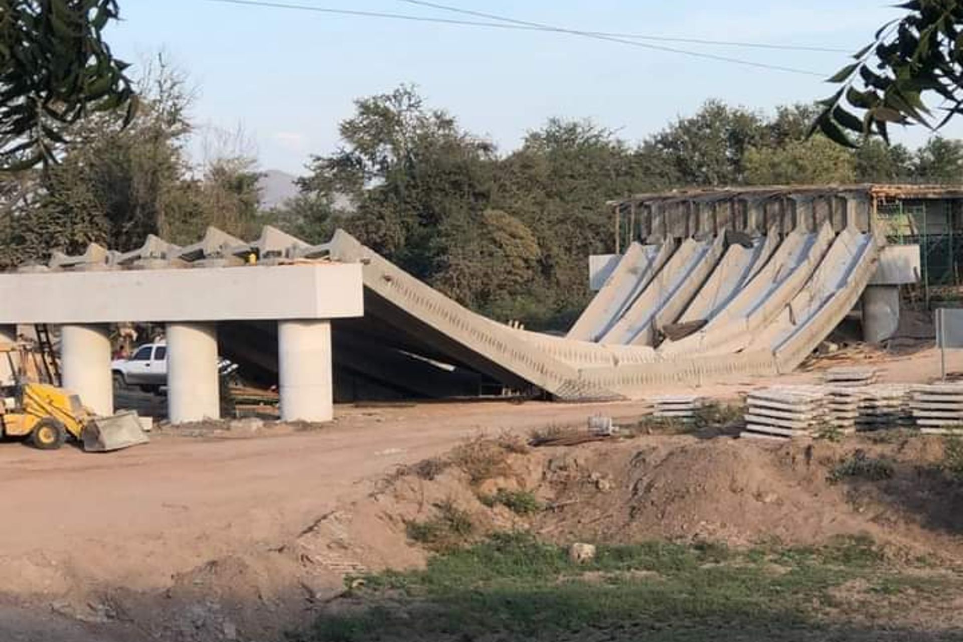 “Se quebró a la mitad y van a hacer la investigación”: AMLO sobre colapso de puente El Quelite en Sinaloa “Se quebró a la mitad y van a hacer la investigación”: AMLO sobre colapso de puente El Quelite en Sinaloa