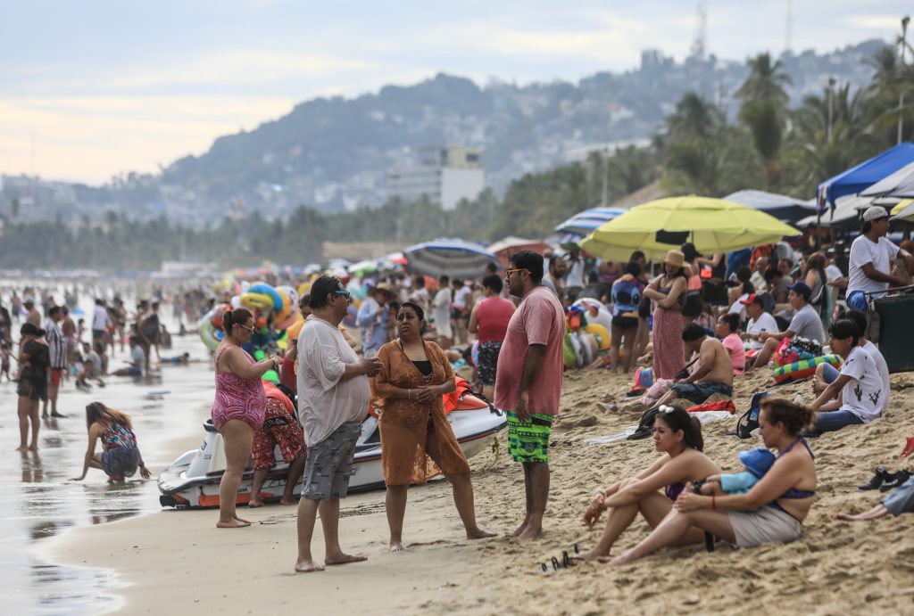 Repunta el turismo y los mexicanos abarrotan las playas para Año Nuevo - repunta-el-turismo-y-los-mexicanos-abarrotan-las-playas-para-ano-nuevo-2-1024x691