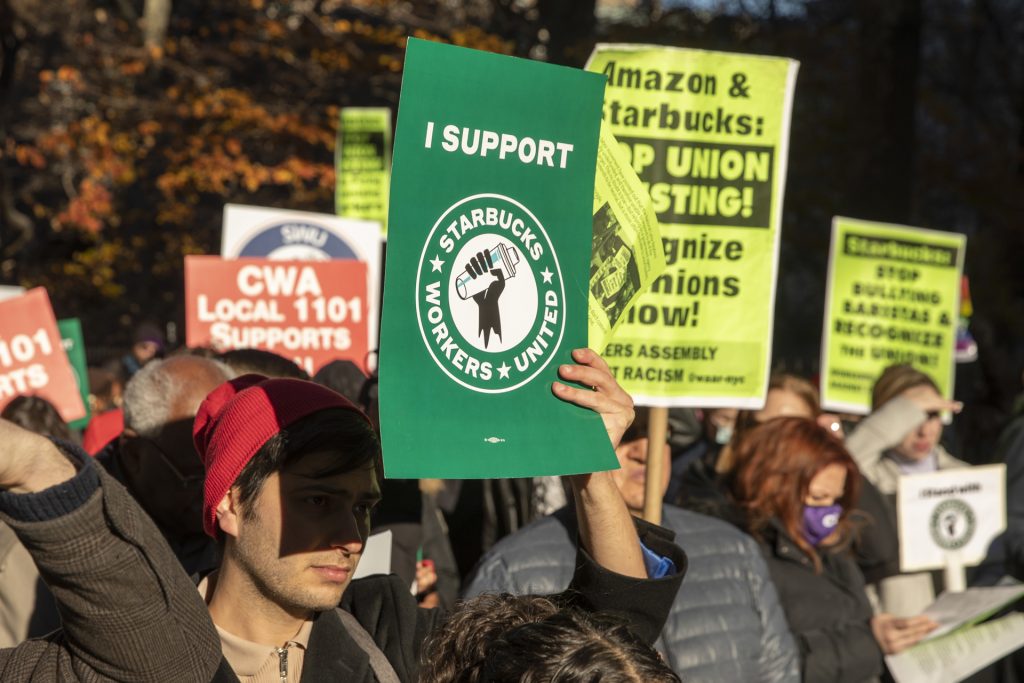 Empleados de Starbucks en EE.UU. celebran primer aniversario de lucha sindical - starbucks-1-1024x683