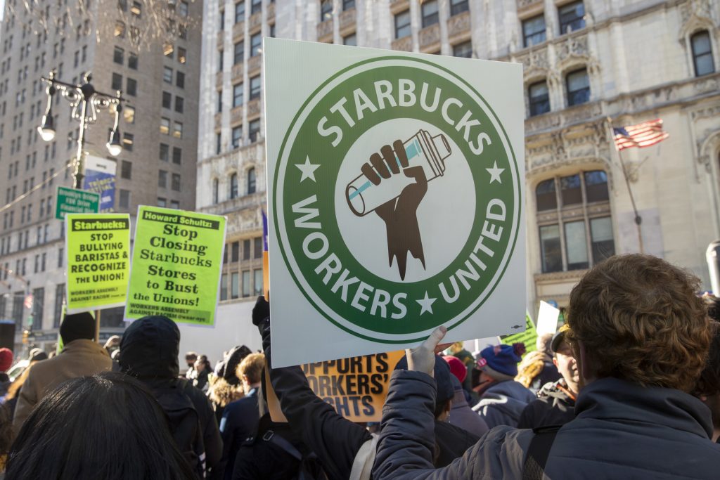 Nueva York y Starbucks acuerdan pago millonario por violar derechos de trabajadores - starbucks-3-1024x683