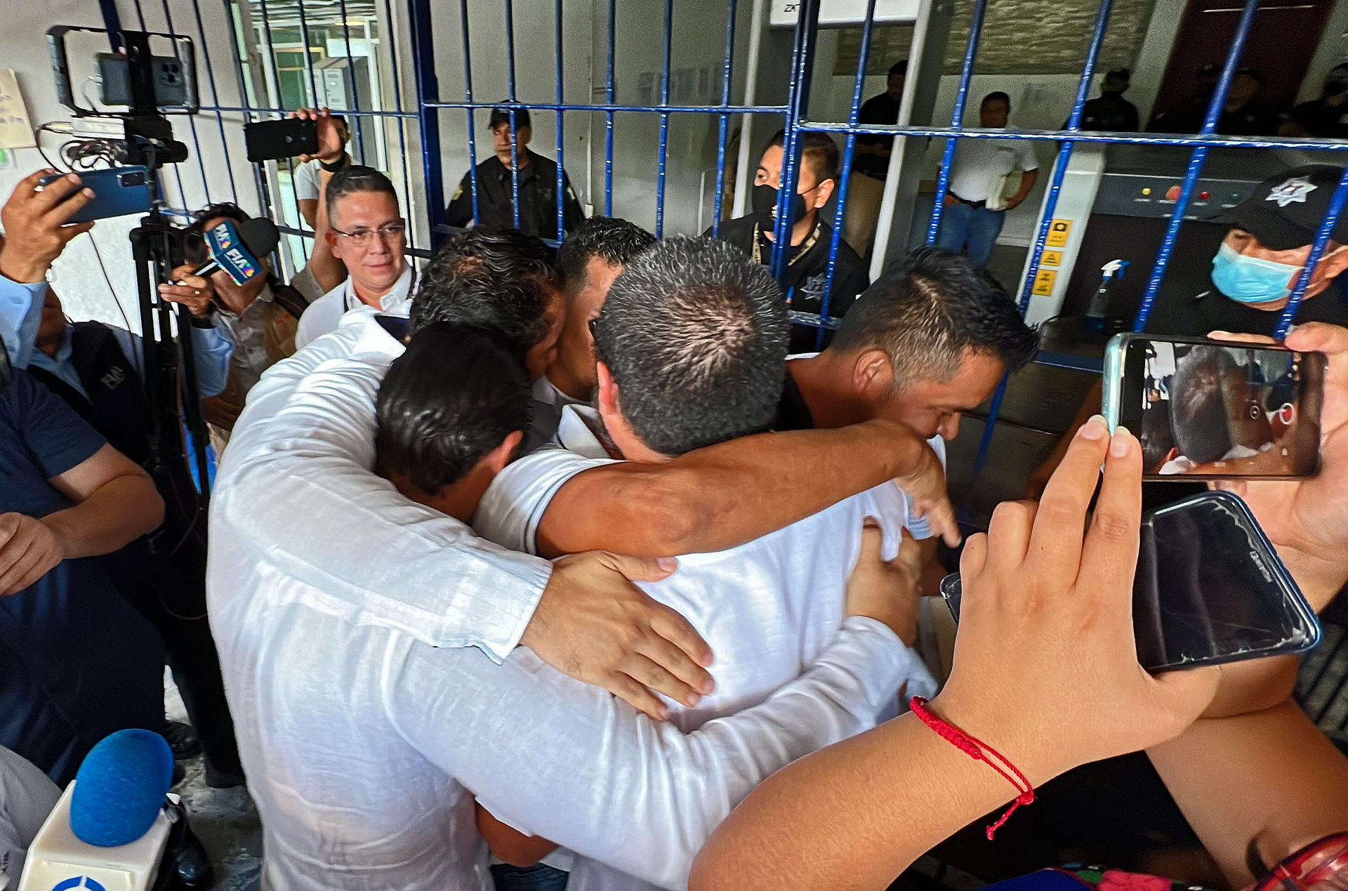 Supremo mexicano absuelve a 3 presos, condenados a 50 años, y abandonan la cárcel