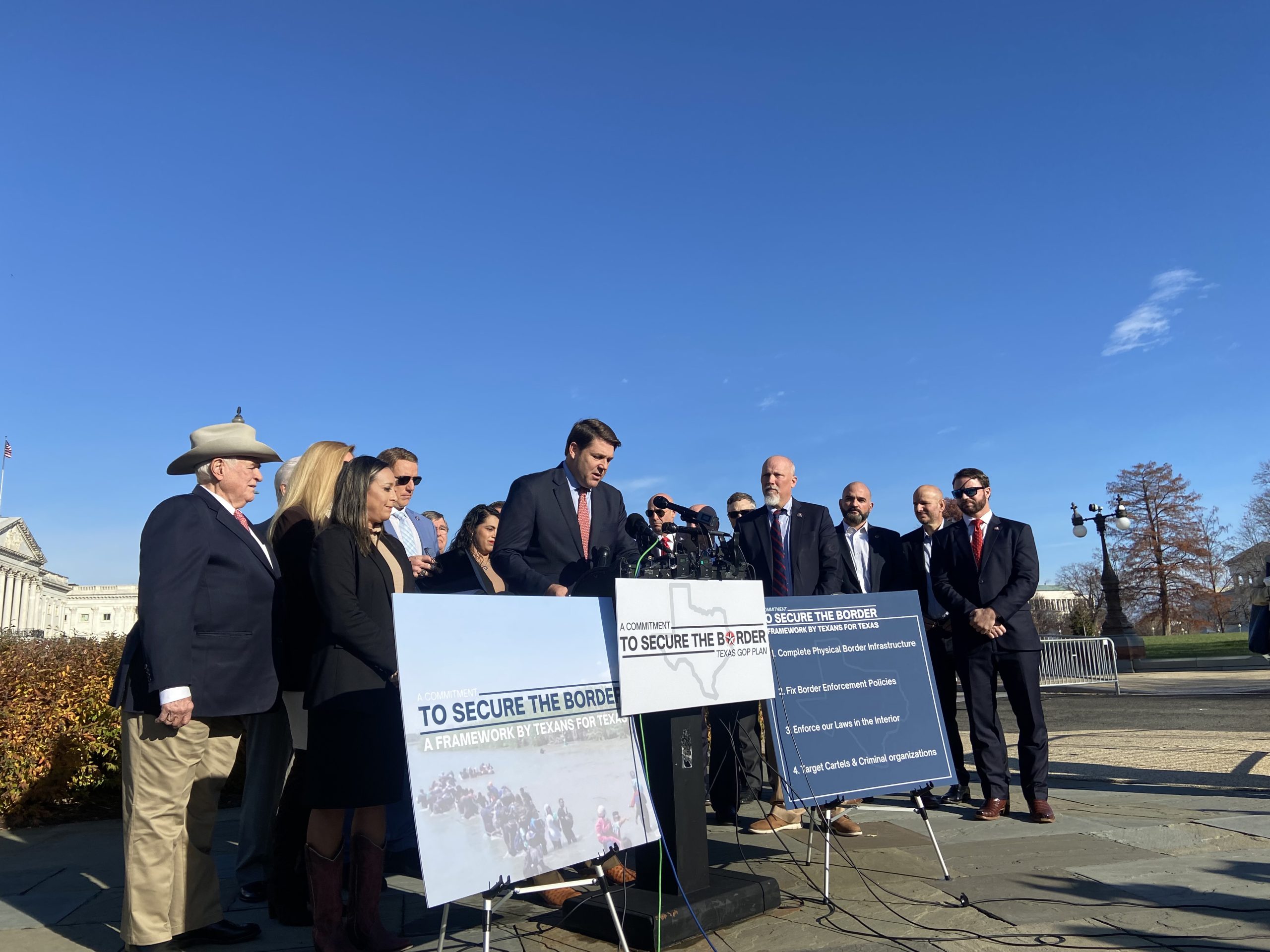 Congresistas republicanos van por reinstaurar el ‘Quédate en México’ en 2023